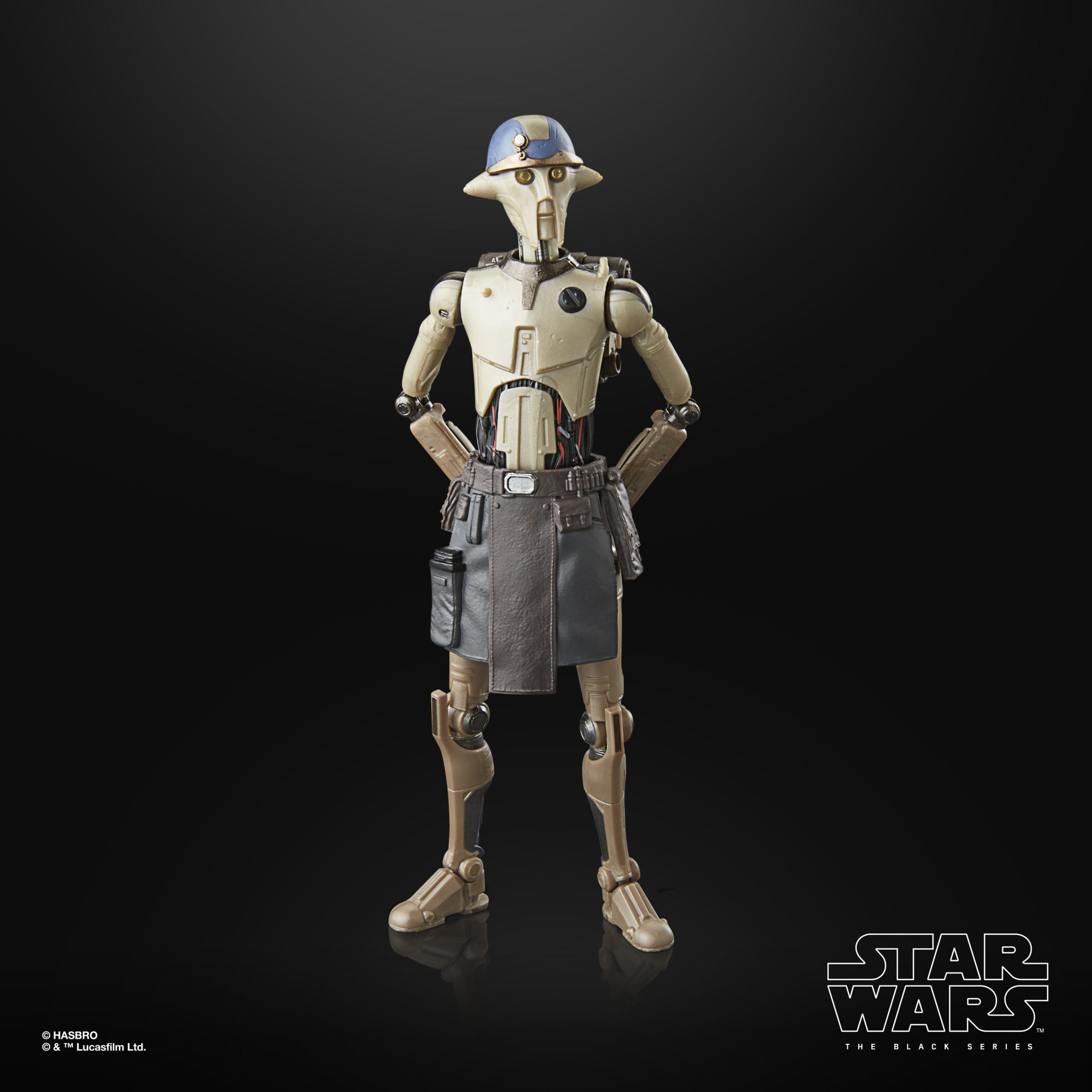 Una figura di droide di Star Wars in piedi, con casco blu e cintura portautensili, su sfondo nero.