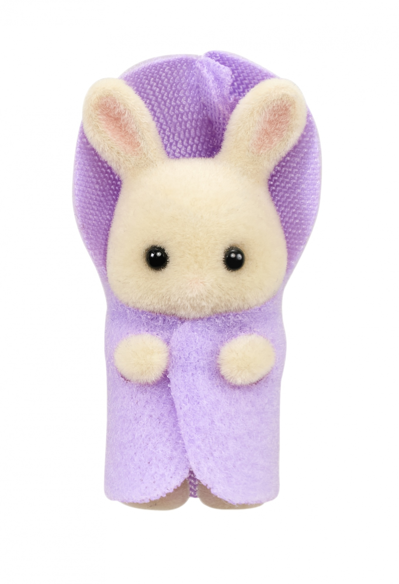Un conejito de juguete envuelto en una manta morada, con orejas y cara visibles, sobre un fondo blanco. Es un juguete de peluche suave.