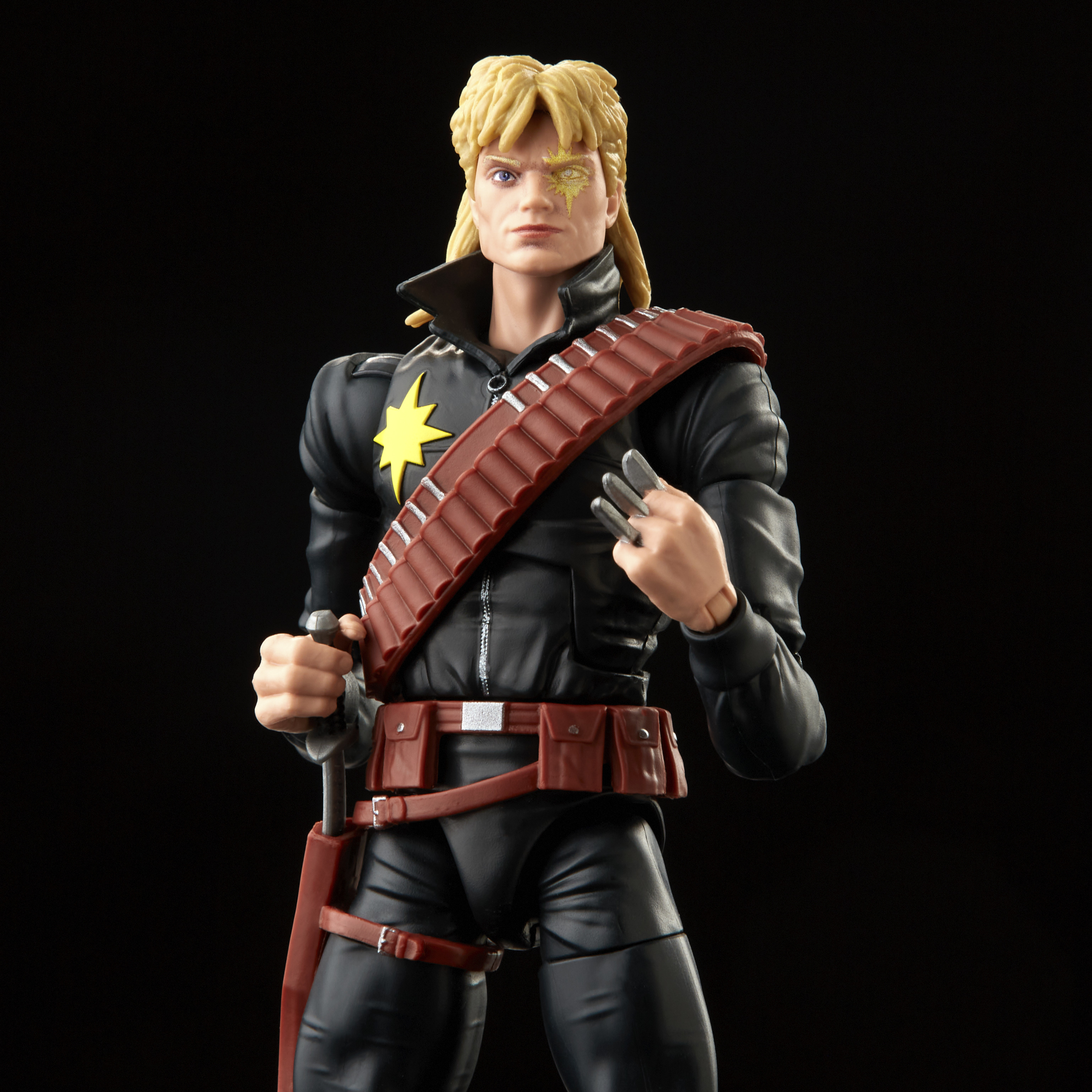 Action figure di un uomo in abito nero, con una spada e lame, con capelli biondi e un segno sull'occhio.