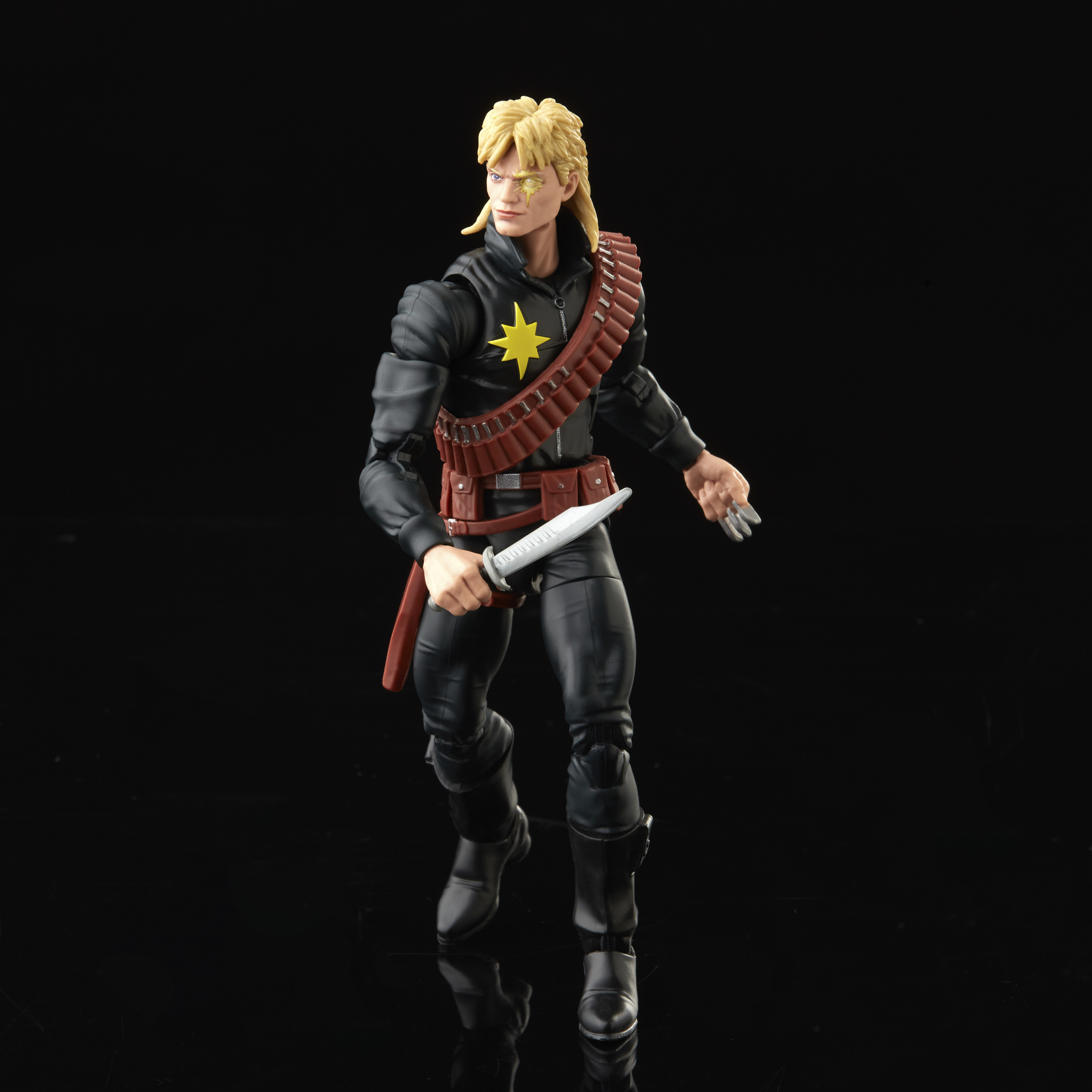 Action figure di un uomo in abito nero, con un coltello, con stella gialla sul petto e bandoliera.