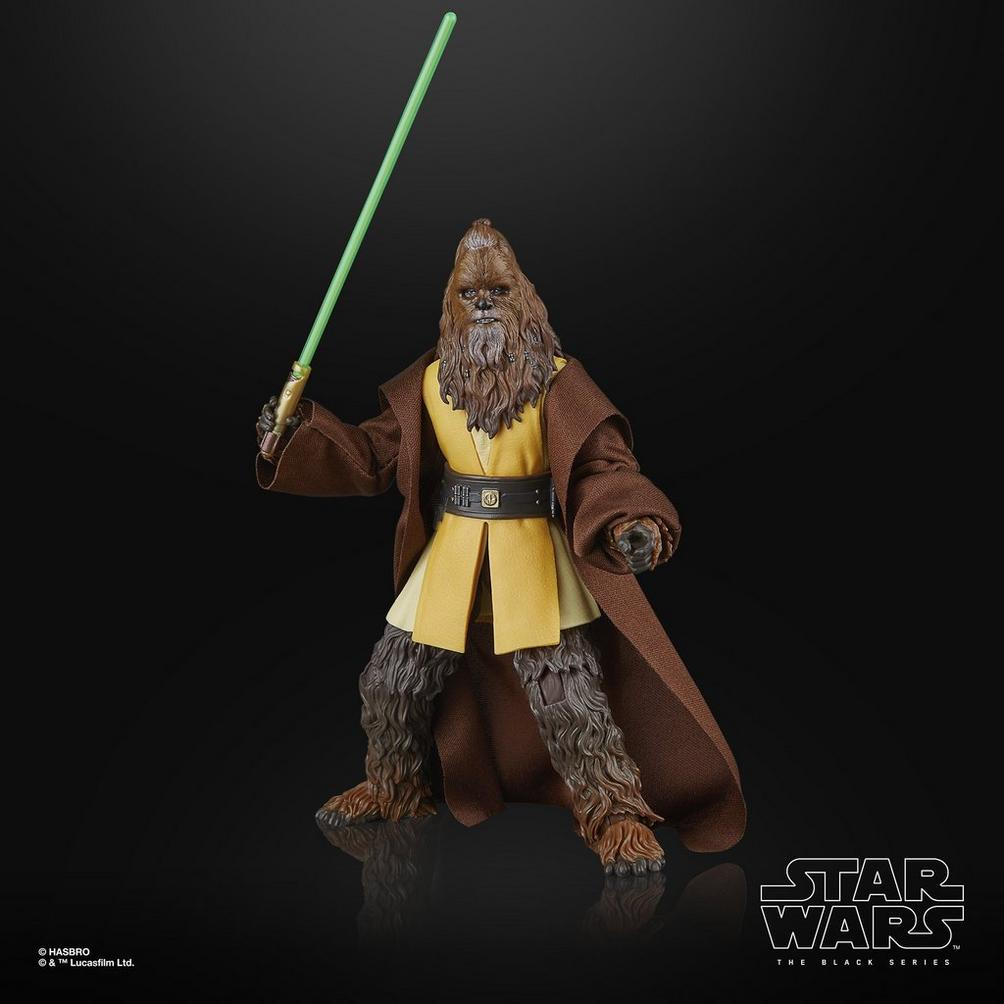 Una statuetta di Star Wars di un Jedi Wookiee con una spada laser verde. Indossa una tunica gialla, una veste marrone e una cintura.