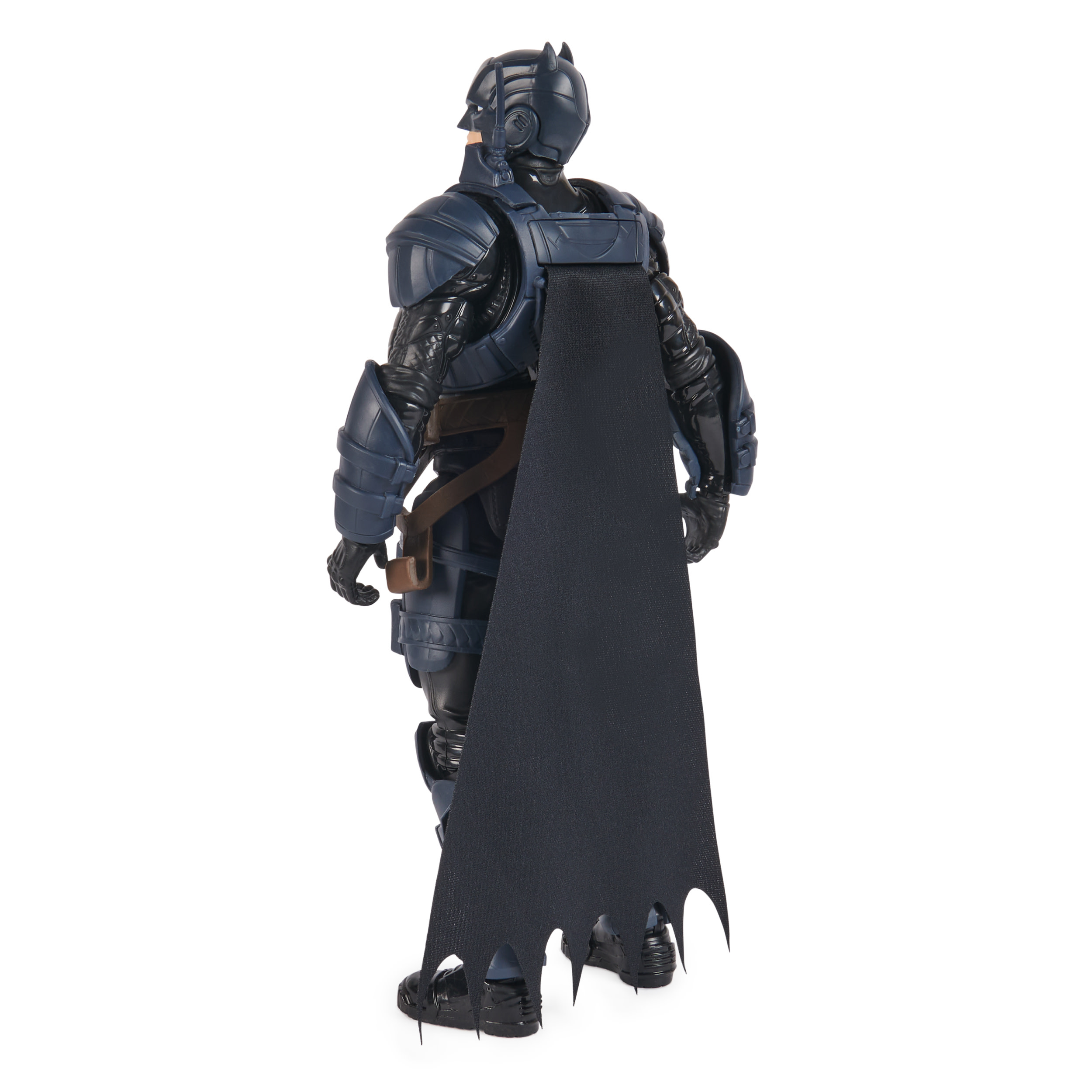 Una figura de acción de Batman se ve desde atrás. Lleva un traje azul oscuro con una capa negra, de pie sobre un fondo blanco.