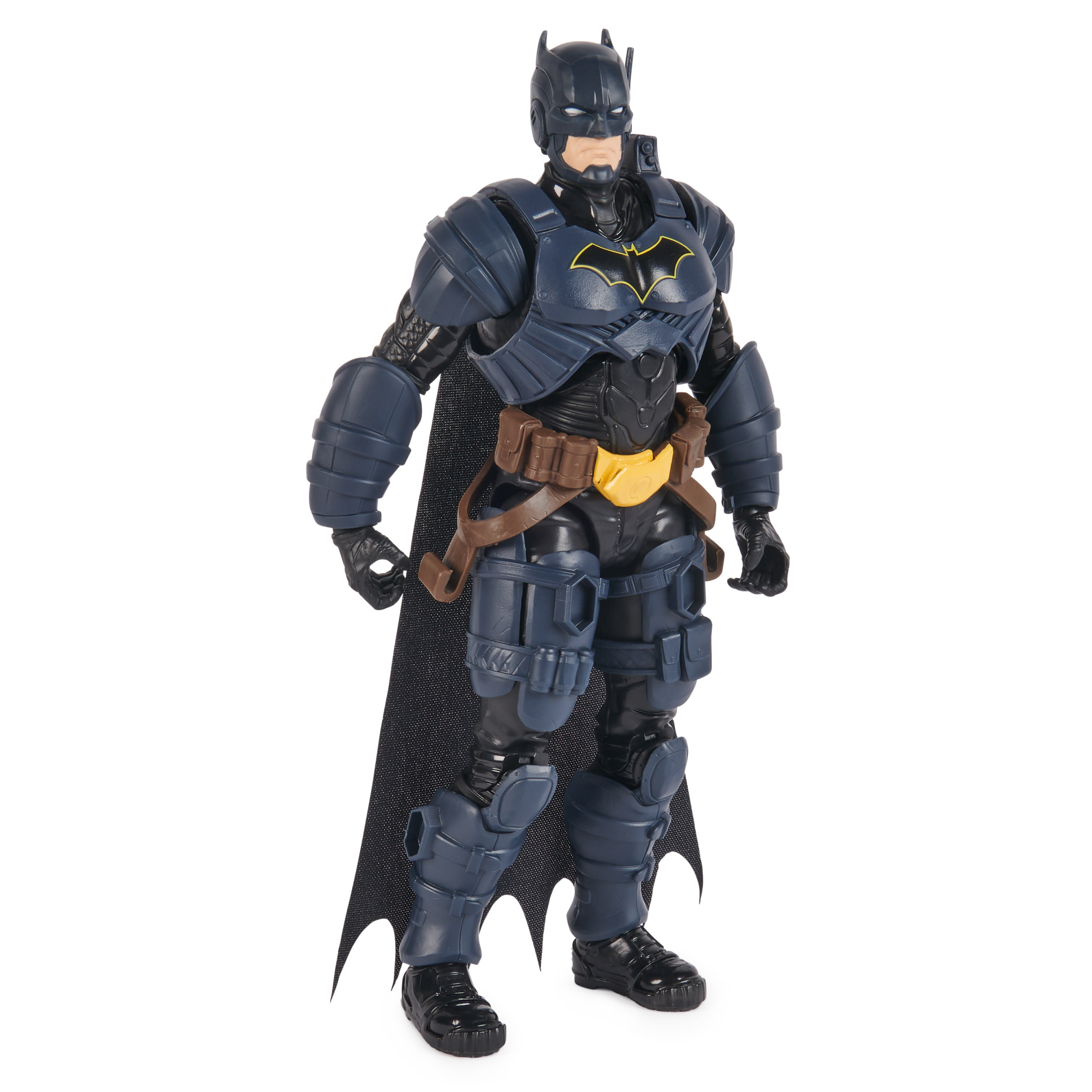 Una figura de acción de Batman de pie. Lleva un traje azul oscuro con capa. Un símbolo de murciélago amarillo en el pecho.