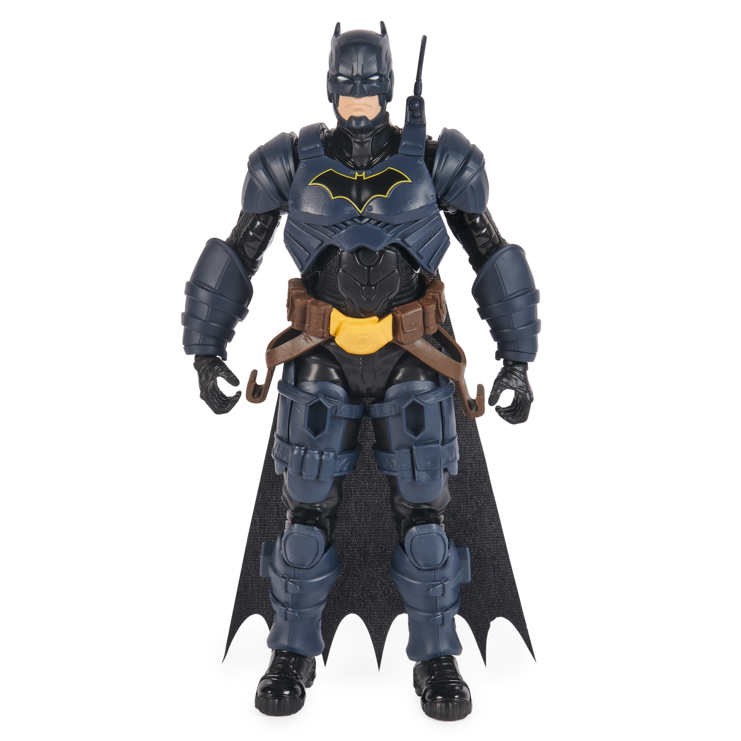 Una figura de acción de Batman de pie. Lleva un traje azul oscuro con el símbolo del murciélago amarillo, capa negra y cinturón.