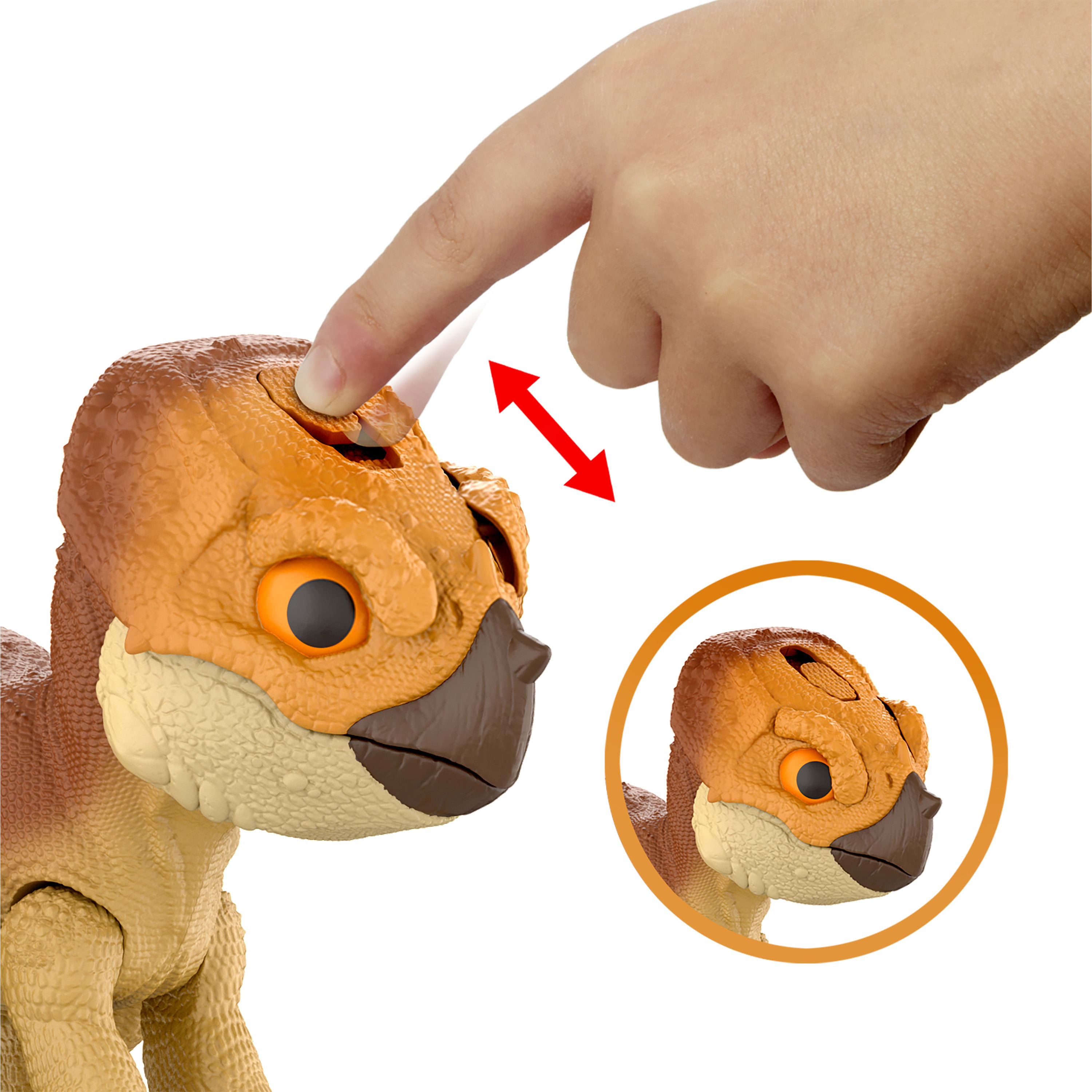 Una mano presiona la cabeza de un dinosaurio de juguete. El dinosaurio es naranja y marrón. También se muestra un segundo dinosaurio en un círculo.