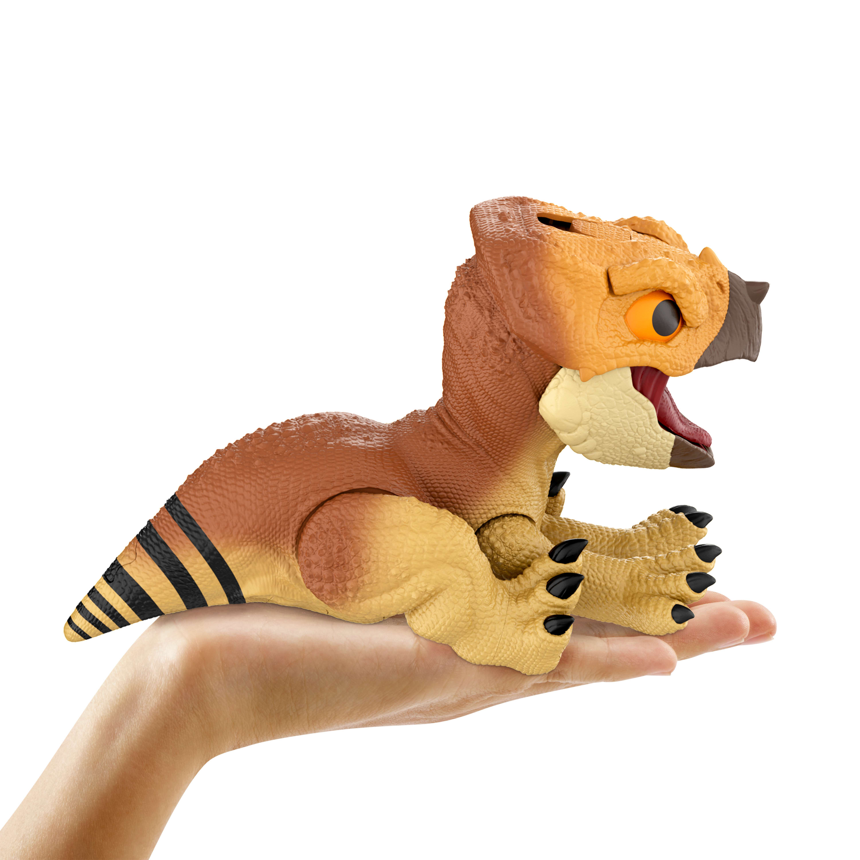 Un dinosaurio de juguete es sostenido en una mano. Es marrón y beige, con garras negras. El fondo es blanco.