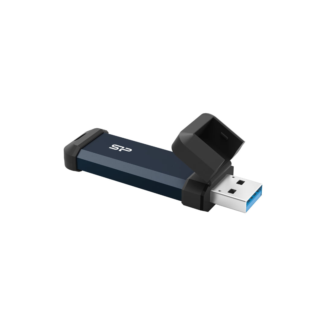 Una unidad USB azul oscuro con una tapa negra está parcialmente abierta. La unidad tiene un logotipo plateado y un conector USB.