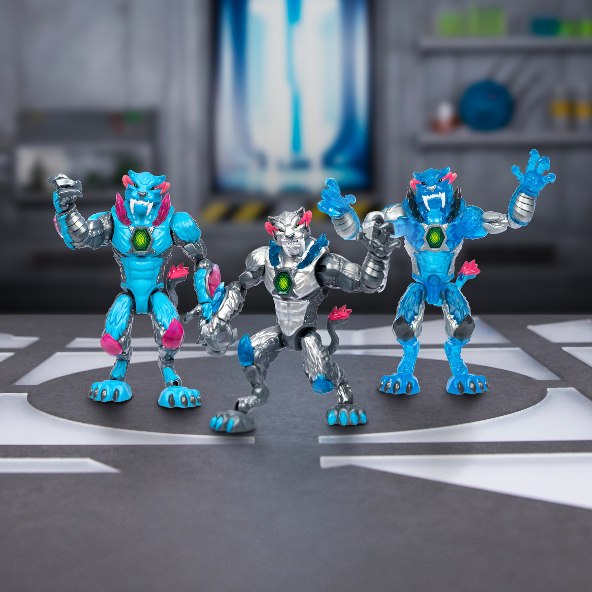 Trzy figurki akcji z cechami zwierzęcymi stoją na platformie. Dwie są niebieskie, jedna srebrna. Mają pazury i świecące klatki piersiowe.