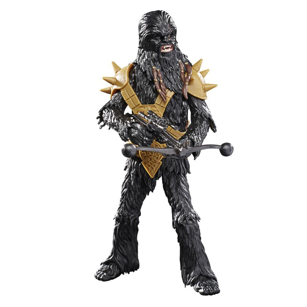 Un personaggio d'azione di Chewbacca con un bowcaster, che indossa un'armatura d'oro. La figura è nera e ha la pelliccia marrone. È su sfondo bianco.