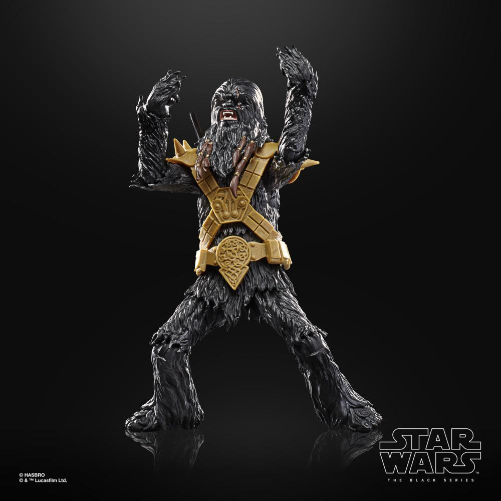 Un'action figure di Chewbacca. Ha la pelliccia nera, un'imbracatura dorata e posa con le braccia alzate. Lo sfondo è nero.
