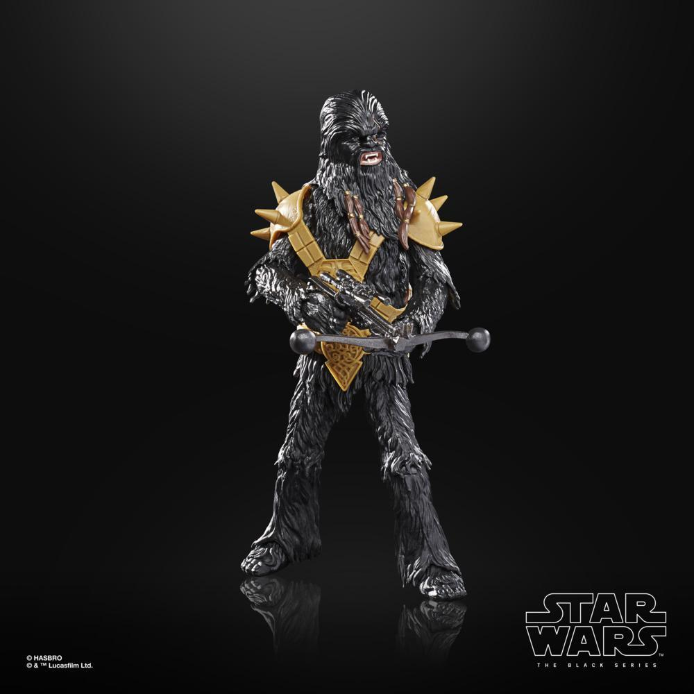 Una action figure di Chewbacca con pelliccia nera, spalline dorate e un'arma. Il logo di Star Wars è in basso a destra.
