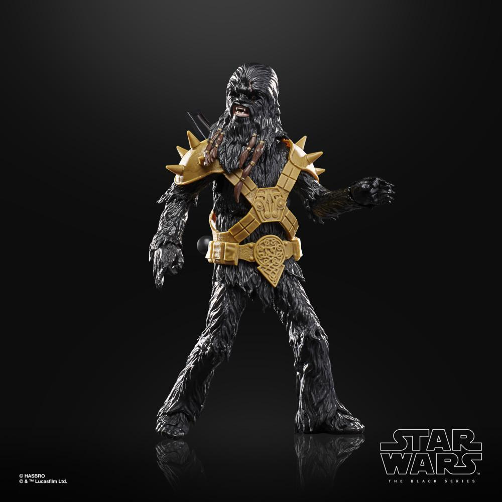 Una action figure di Chewbacca. Pelliccia nera, armatura dorata e espressione feroce. Logo di Star Wars in basso a destra.