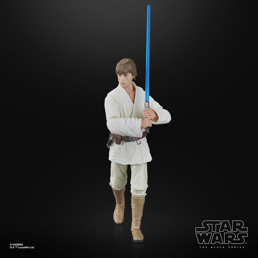 Mavi ışın kılıcı tutan Luke Skywalker'ın bir Star Wars aksiyon figürü. Beyaz bir kıyafet ve kahverengi botlar giyiyor.