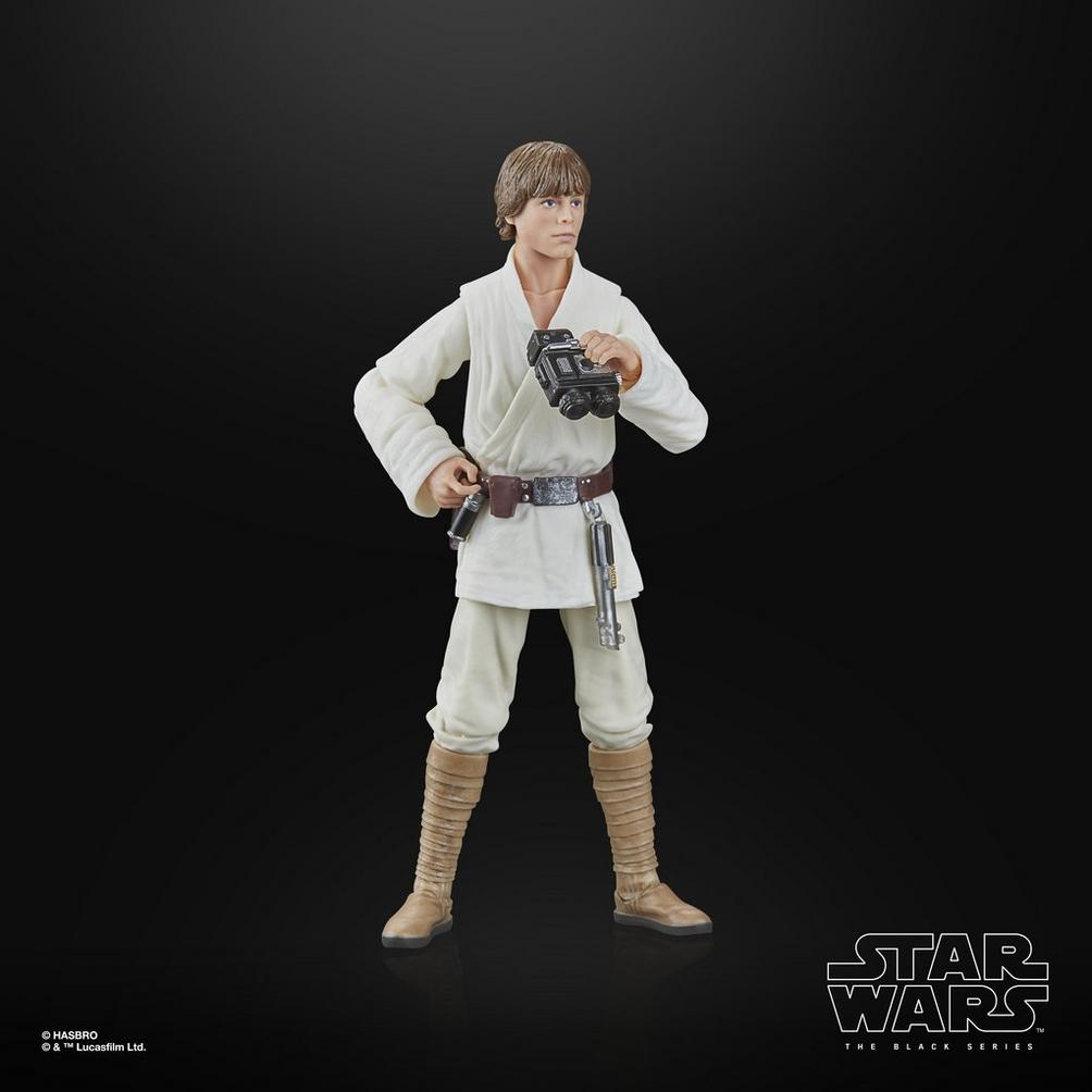 Siyah arka plan üzerinde, beyaz elbiseli, dürbün ve ışın kılıcı tutan bir Star Wars figürü, Luke Skywalker.