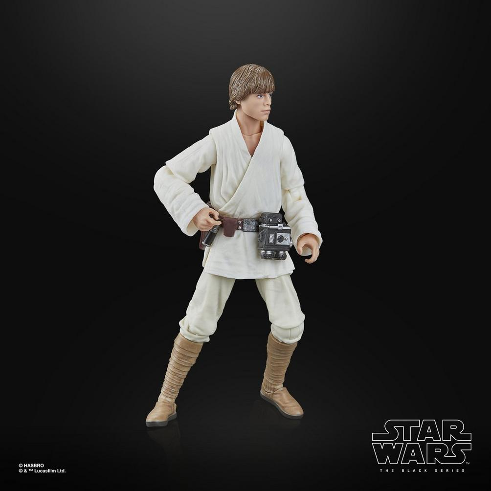 Siyah zemin üzerinde beyaz kıyafetli, kahverengi botlu ve kemerli Luke Skywalker Star Wars aksiyon figürü.