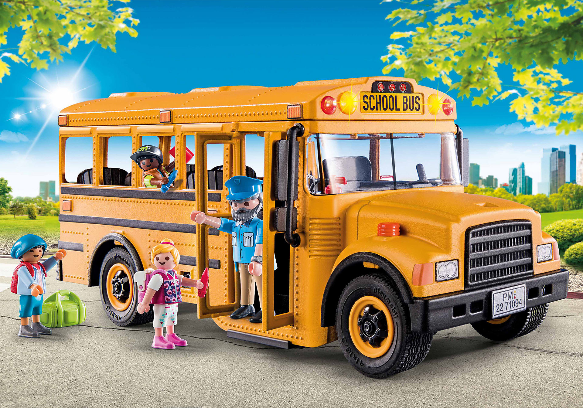 Żółty autobus szkolny z otwartymi drzwiami ma figurki kierowcy i dzieci. Zielona torba leży na ziemi. W tle drzewa i budynki.