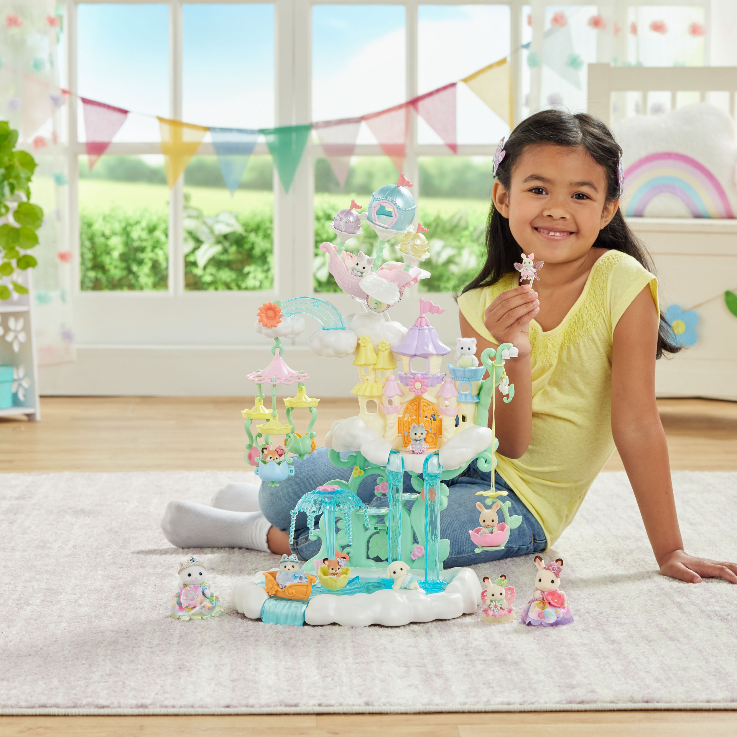 Una niña con un castillo de juguete, figuras y un fondo de ventana soleada. Sostiene una figura pequeña.
