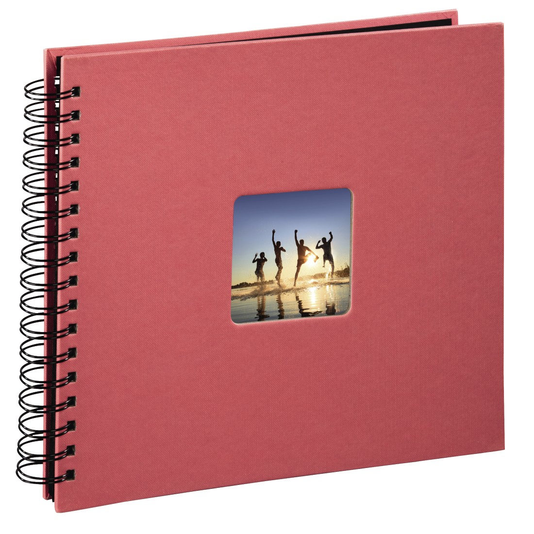 Czerwony album ze zdjęciami z małym okienkiem, w którym widać ludzi skaczących do wody o zachodzie słońca.