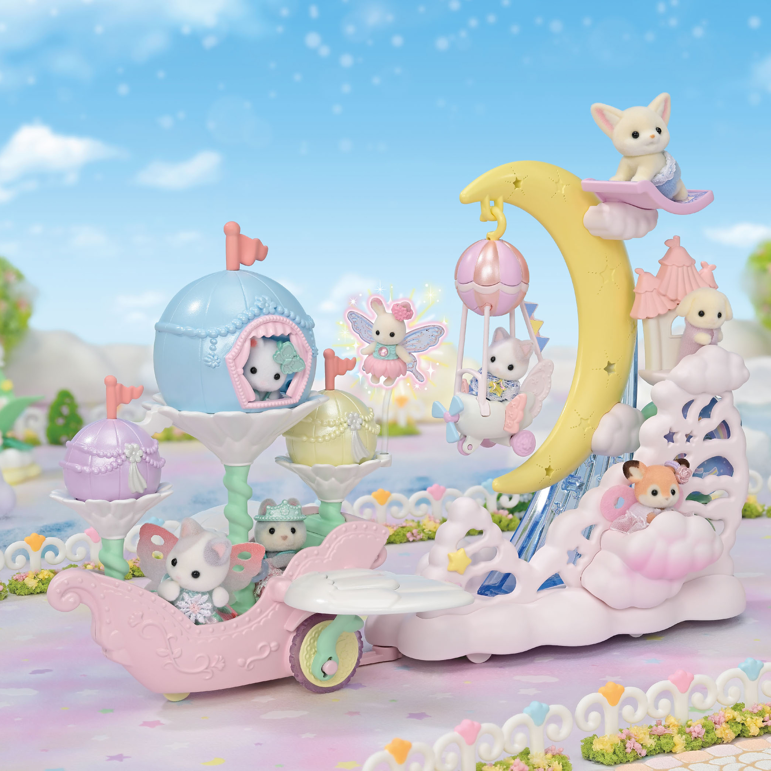 Una escena de juguete presenta figuras de animales en vehículos y escenarios caprichosos contra un cielo pastel. Incluye luna, nubes y estrellas.