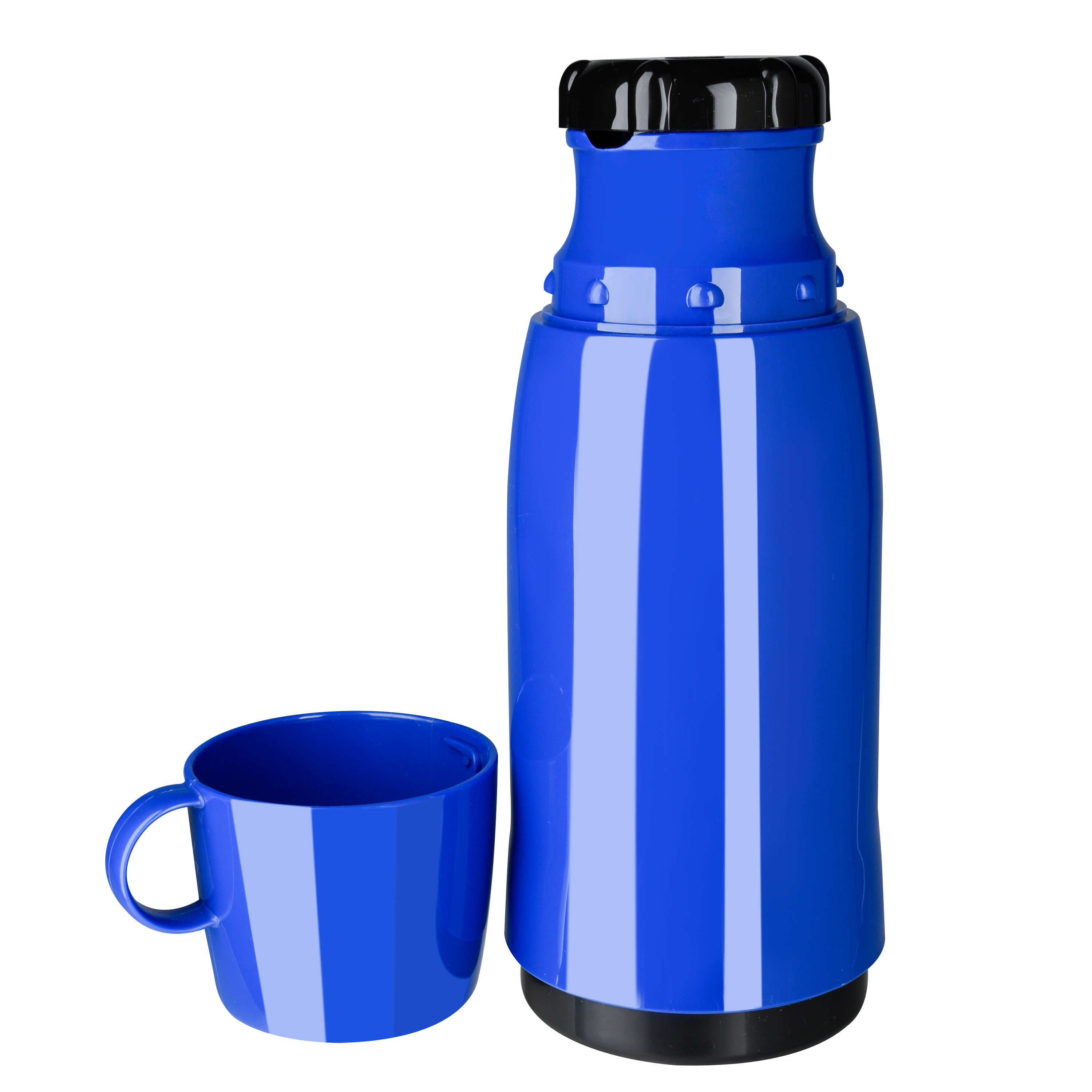 Eine blaue Thermoskanne und eine blaue Tasse stehen auf weißem Grund. Die Thermoskanne ist hoch, die Tasse klein.