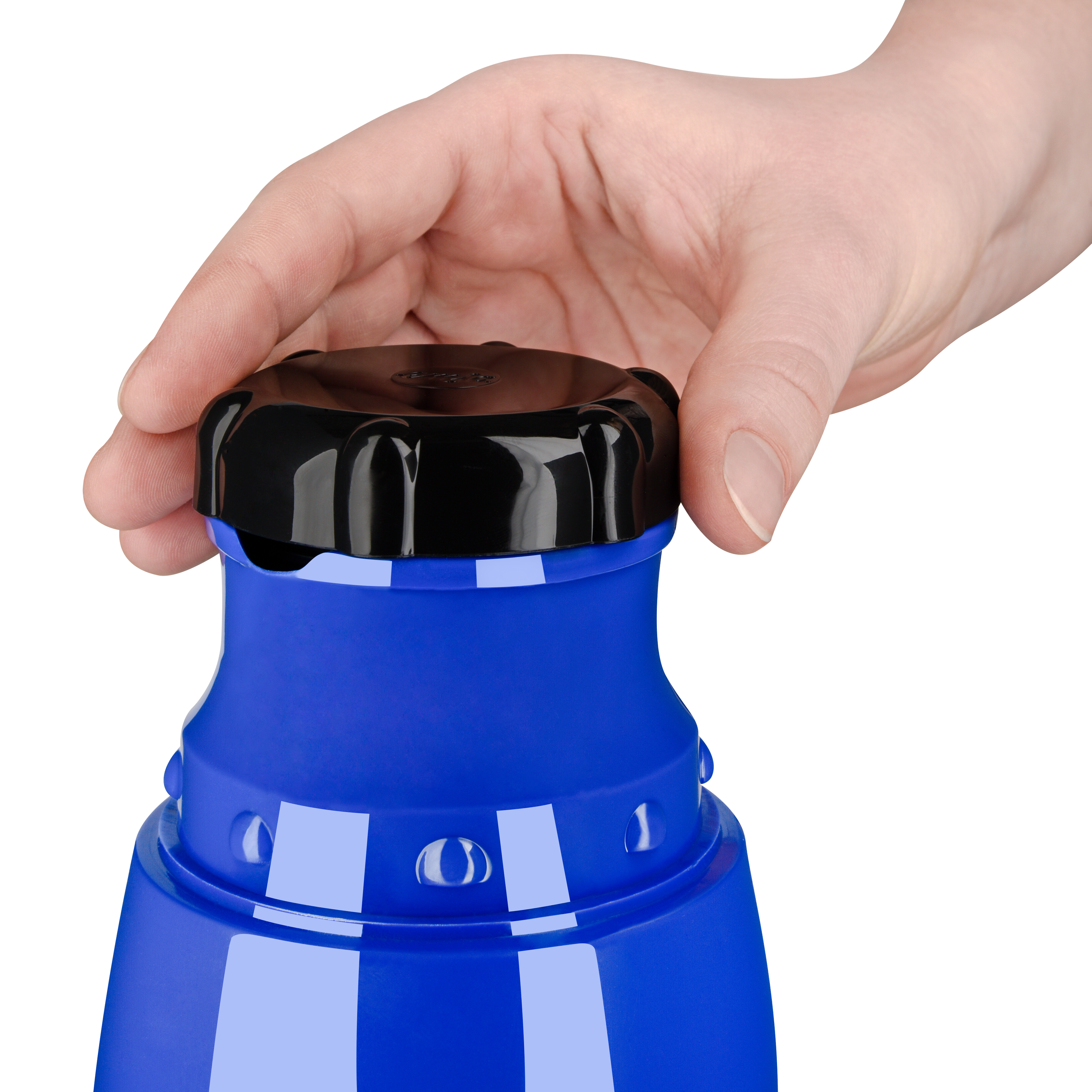 Eine Hand hält einen schwarzen Deckel auf einer blauen Flasche. Der Hintergrund ist weiß.