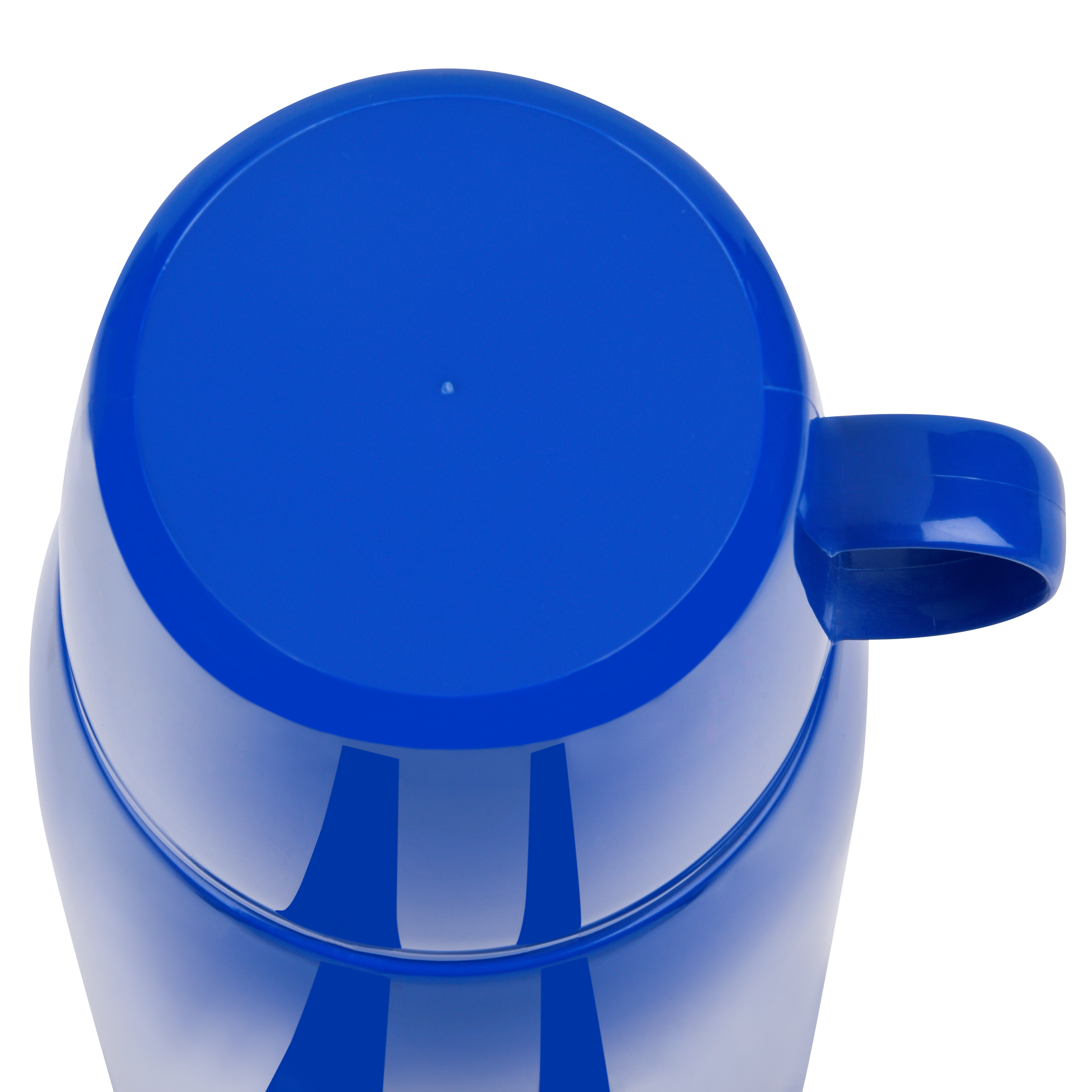 Eine blaue Plastikbecher von oben gesehen. Der Griff befindet sich auf der rechten Seite. Der Hintergrund ist weiß.