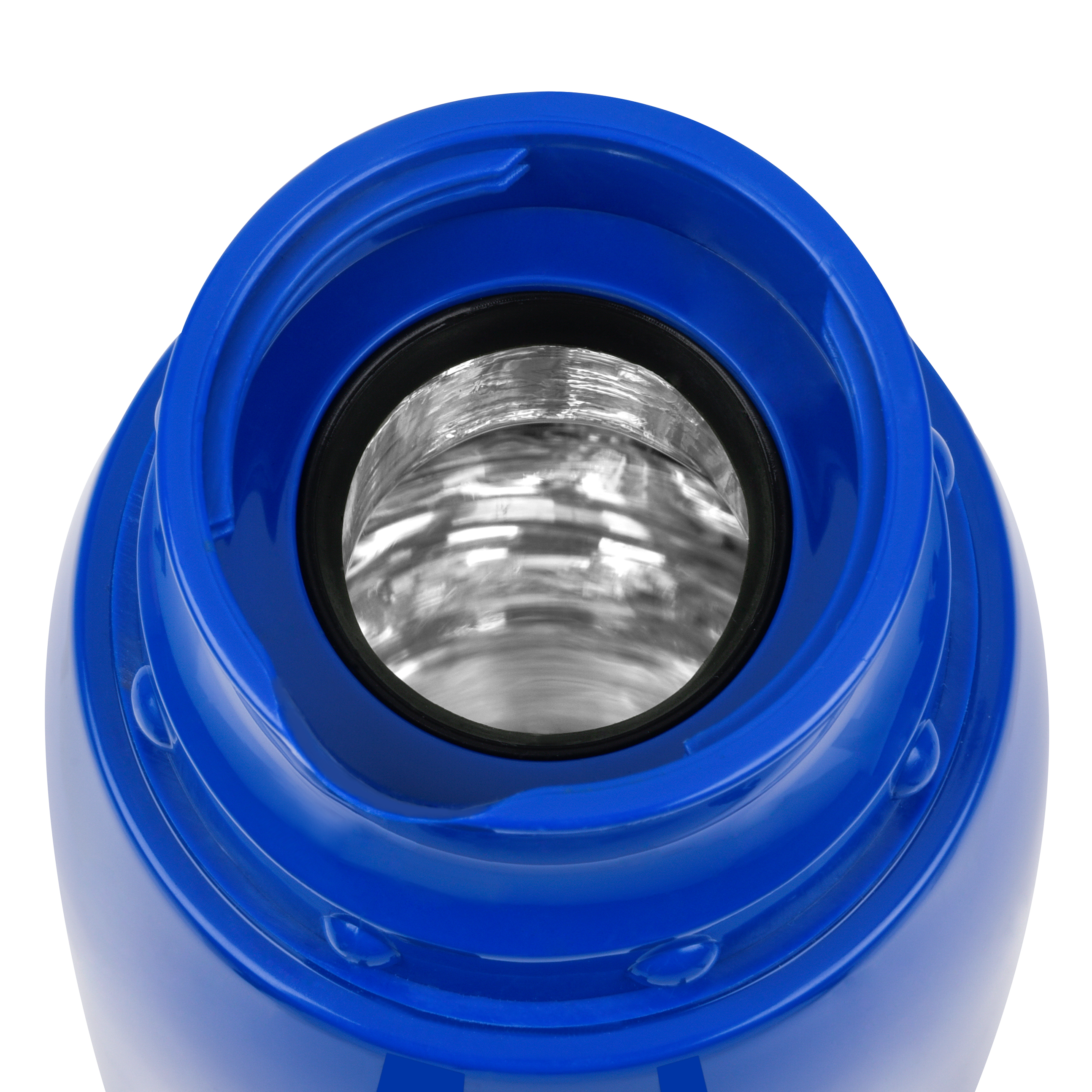 Nahaufnahme der Öffnung einer blauen Thermosflasche, die ein silbernes Innere zeigt. Der Hintergrund ist weiß.