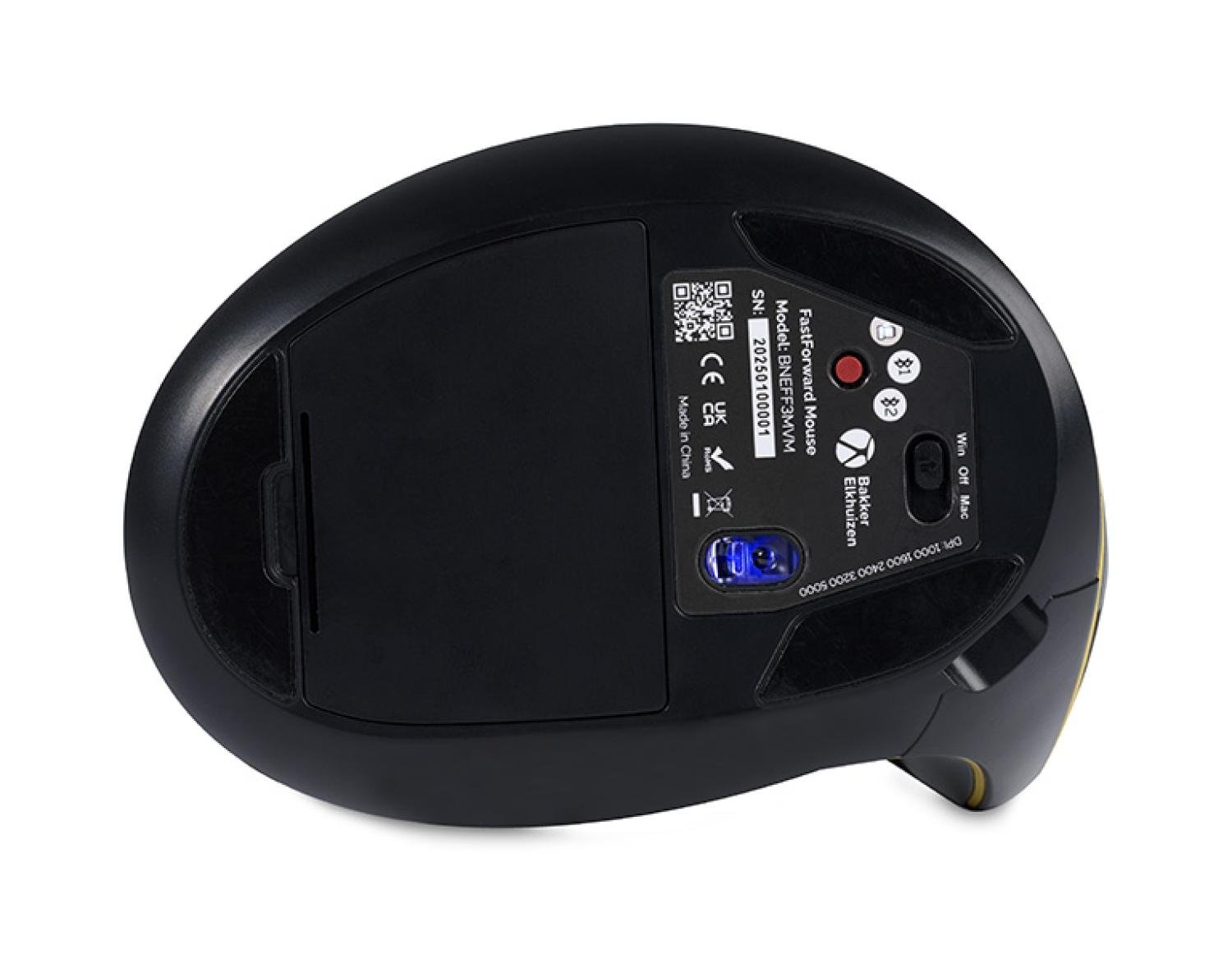 Parte inferior del ratón ergonómico negro. Muestra el modelo, el número de serie y la configuración de DPI. Incluye un compartimento para la batería.