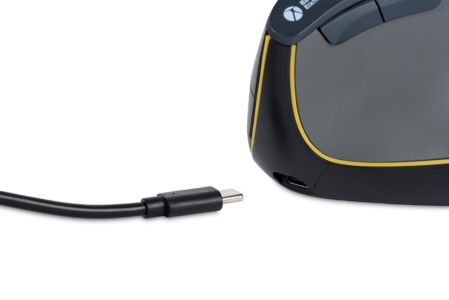 Un ratón ergonómico negro y amarillo con cable USB-C. El ratón tiene una parte superior gris y una línea de acento amarilla.