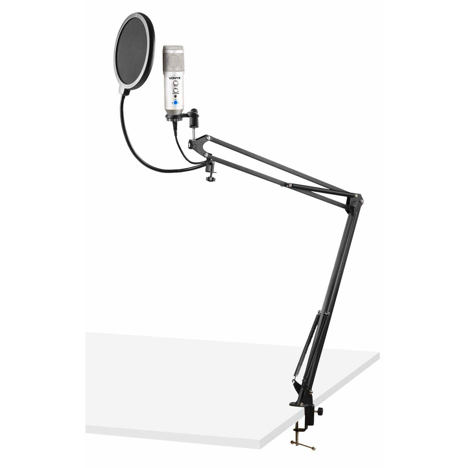 Een microfoon met popfilter is gemonteerd op een zwarte verstelbare arm, vastgeklemd aan een witte tafel. De achtergrond is wit.