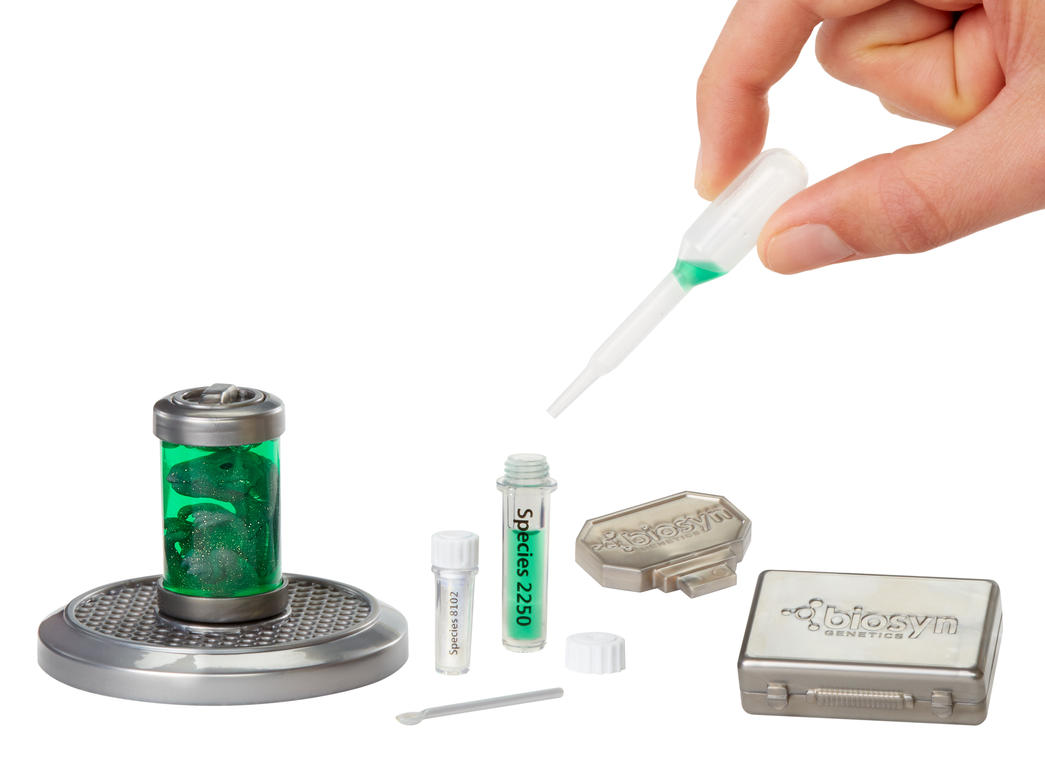 Ręka trzyma pipetę nad sprzętem naukowym, w tym fiolkami z zielonym płynem i pojemnikiem.