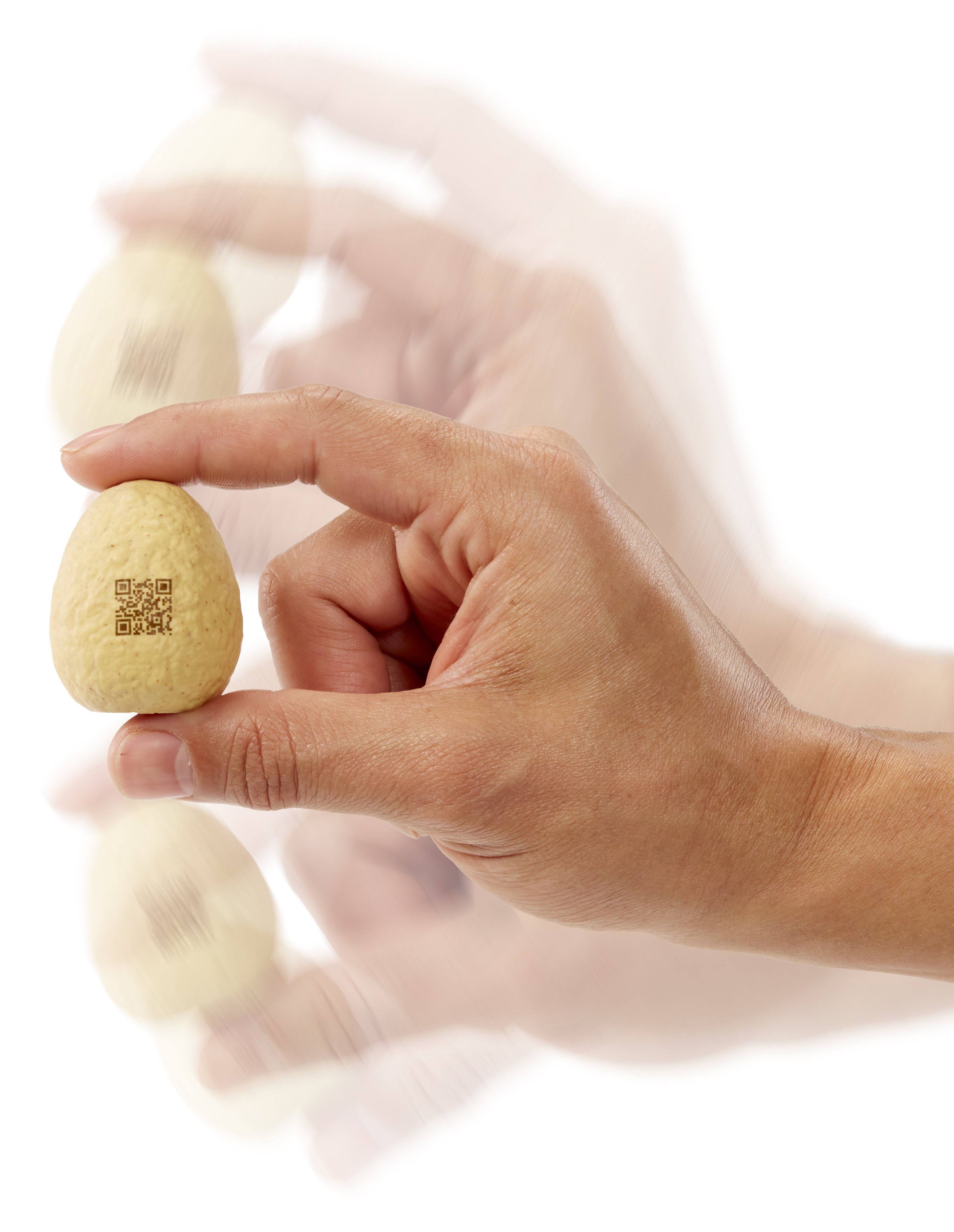 Ręka trzyma jasny, jajowaty przedmiot z kodem QR na białym tle.