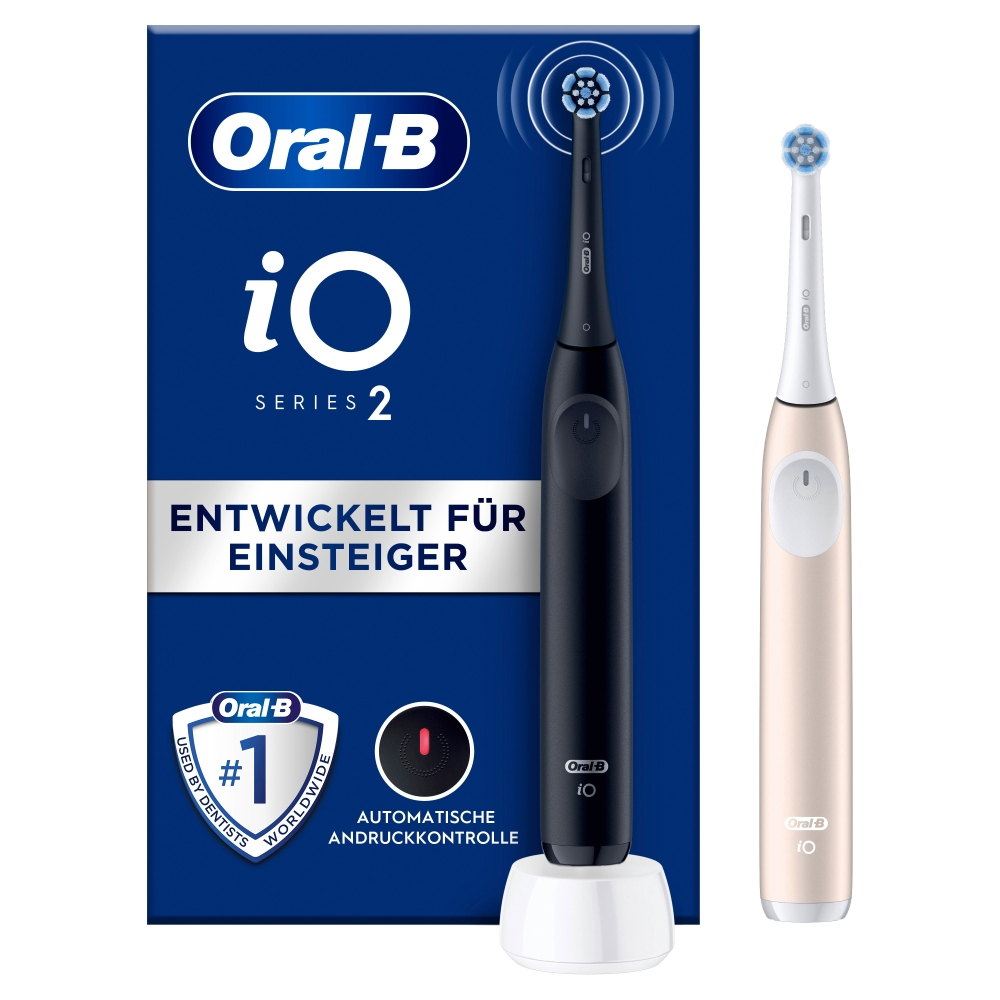 Eine Oral-B iO Series 2 Zahnbürstenverpackung und zwei Zahnbürsten, eine schwarze und eine goldene, auf weißem Untergrund.