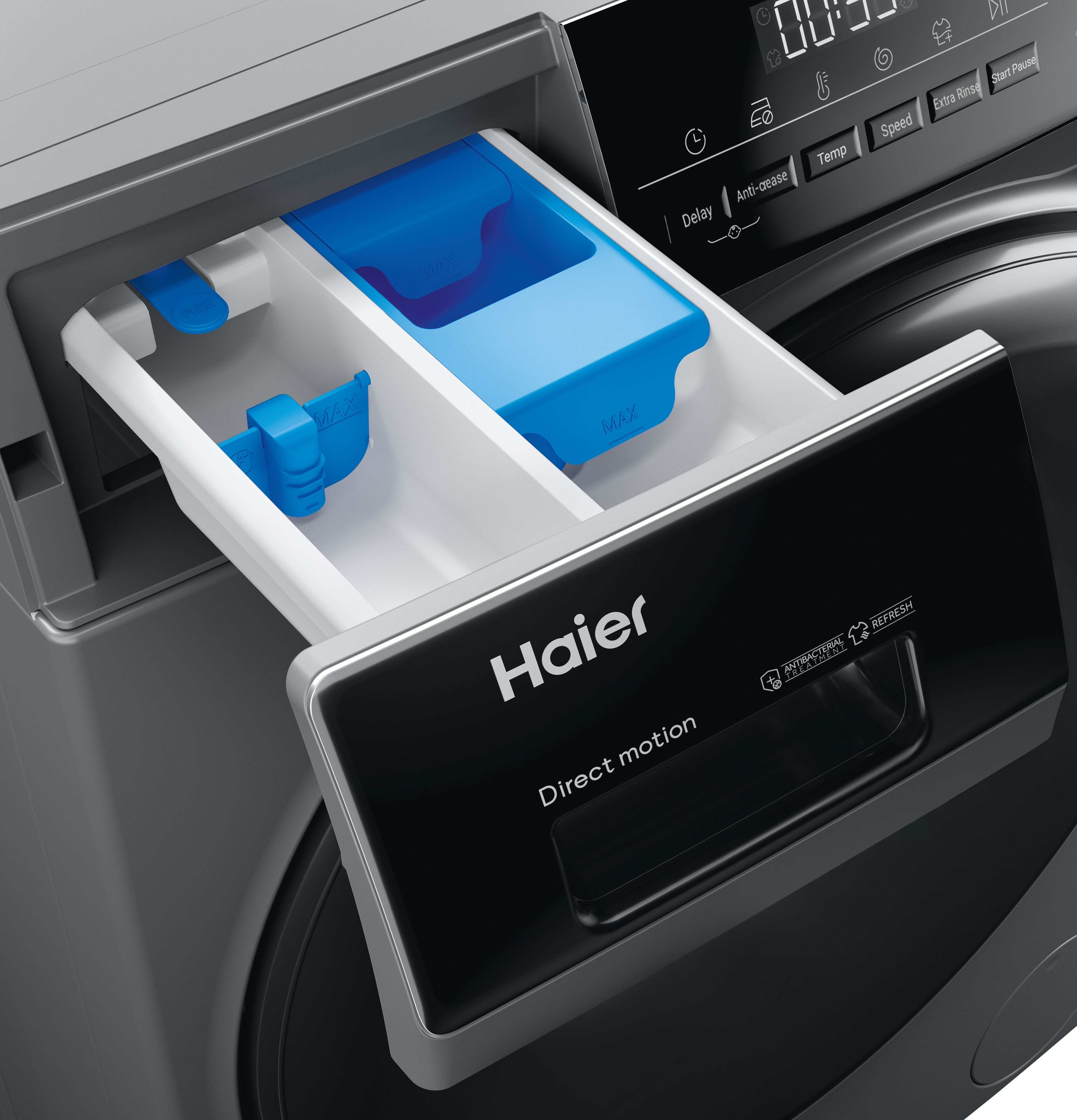 Primo piano di un cassetto della lavatrice Haier. Il cassetto è aperto, mostrando scomparti e pannello di controllo.
