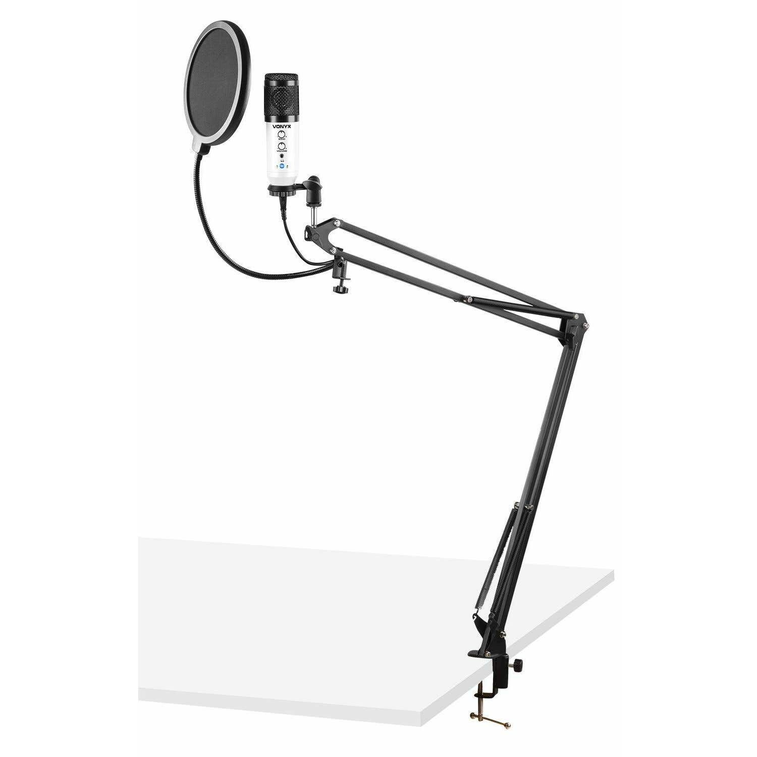 Een microfoonopstelling op een witte tafel. Het omvat een microfoon, een popfilter en een zwarte gelede arm. De achtergrond is wit.