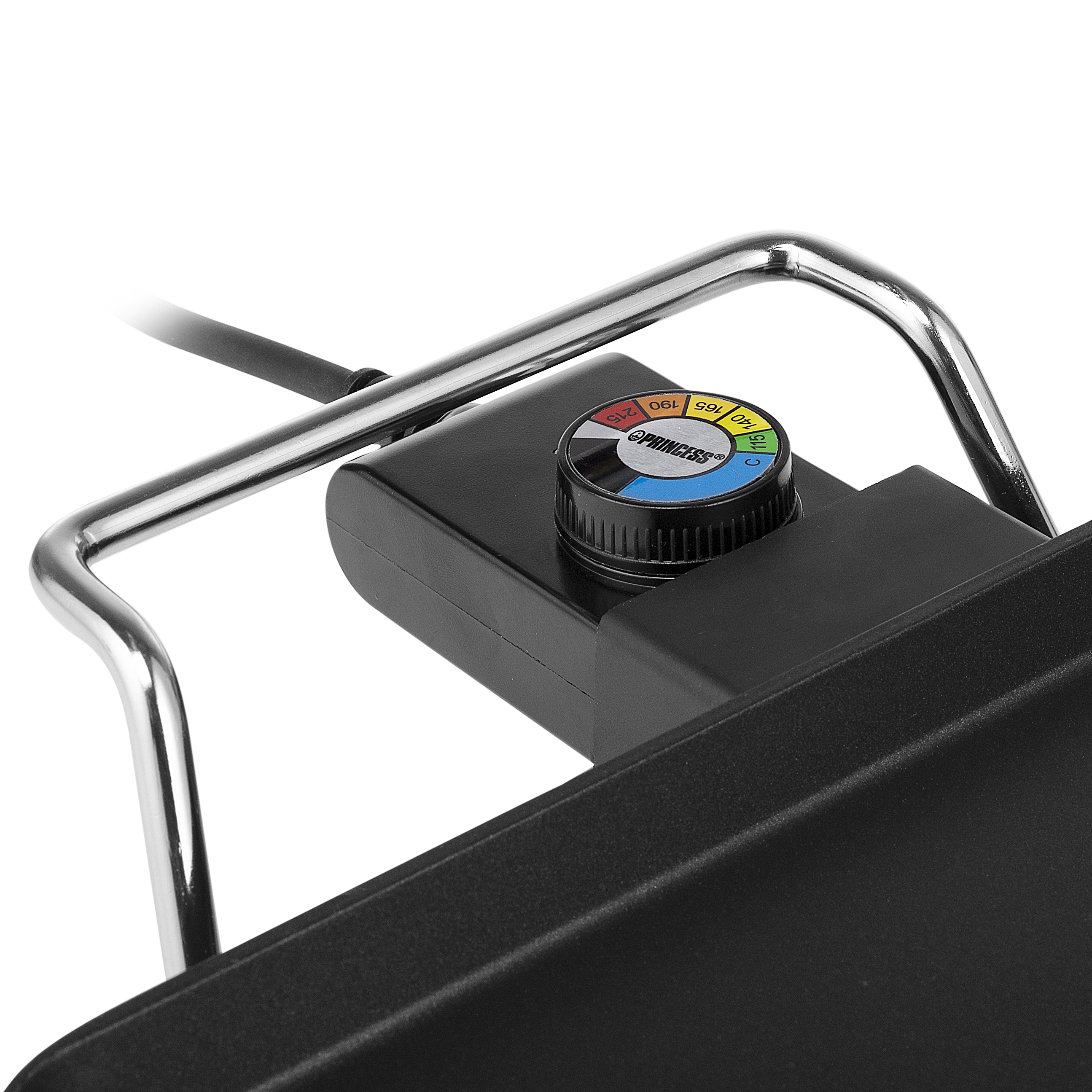 Primer plano de una parrilla eléctrica negra con perilla de control de temperatura y mango metálico.