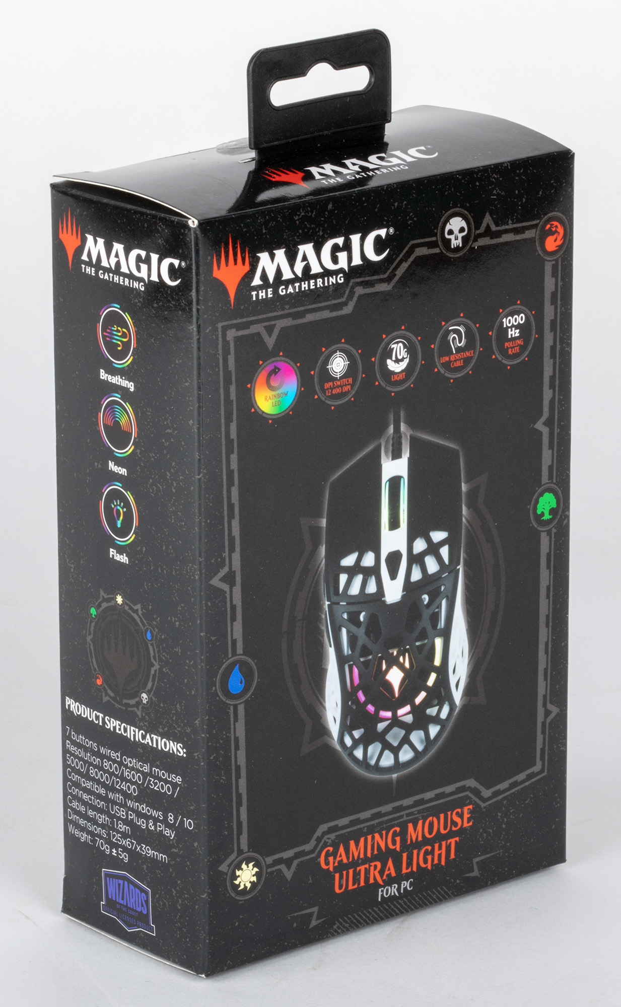 Pudełko na mysz gamingową. Posiada logo Magic: The Gathering. Mysz jest widoczna z podświetlanym wzorem.
