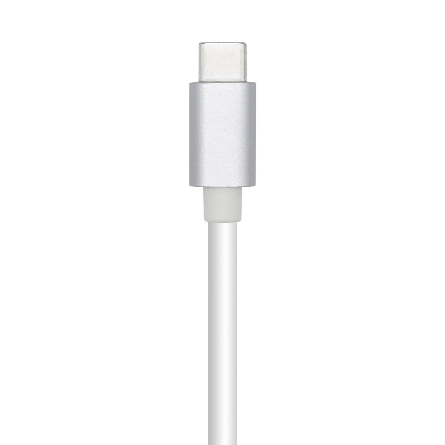 Primer plano de un cable de carga USB-C blanco con un conector plateado. El cable está en vertical sobre un fondo blanco.