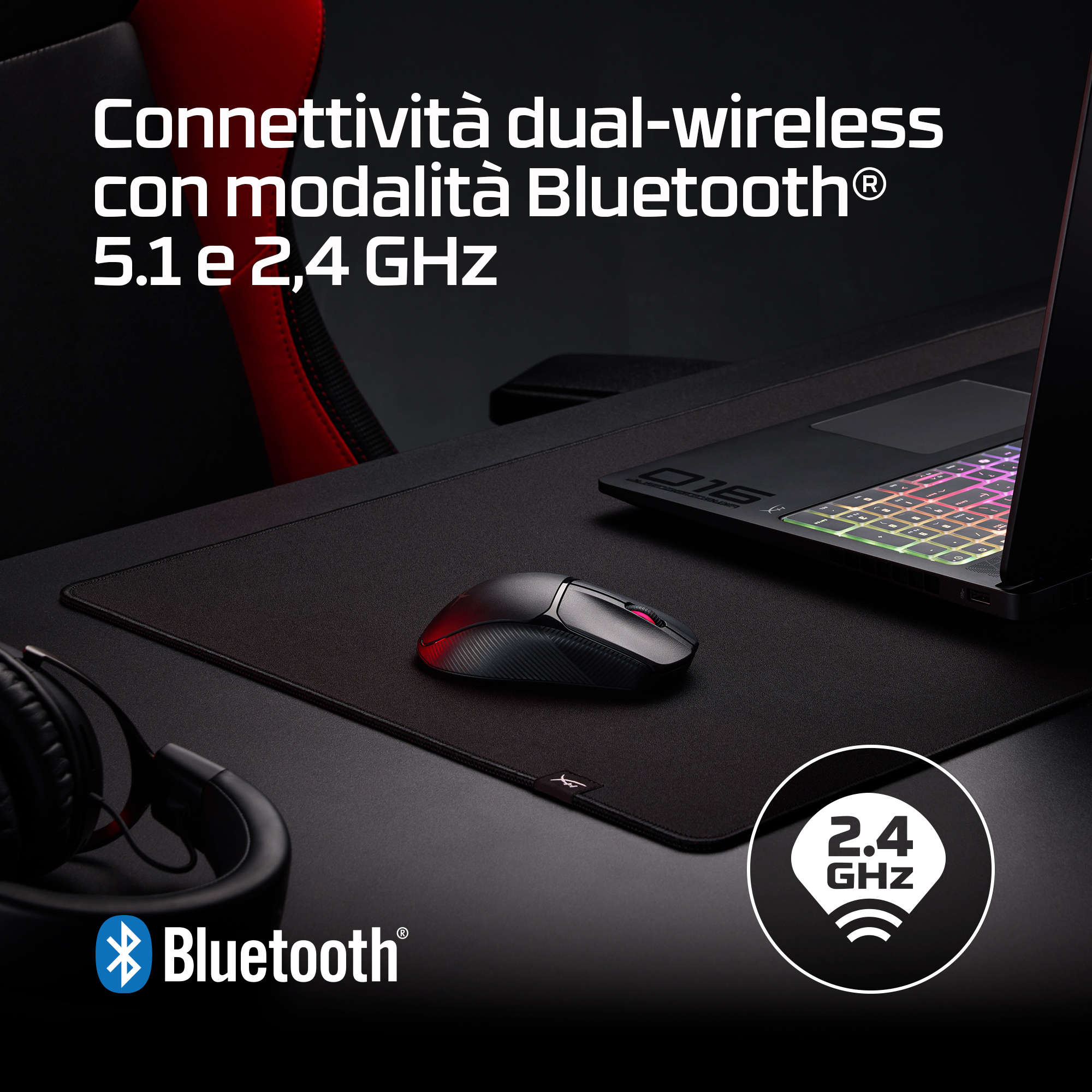 Configurazione di gioco con mouse, laptop e cuffie. Il testo evidenzia la connettività dual-wireless e Bluetooth.