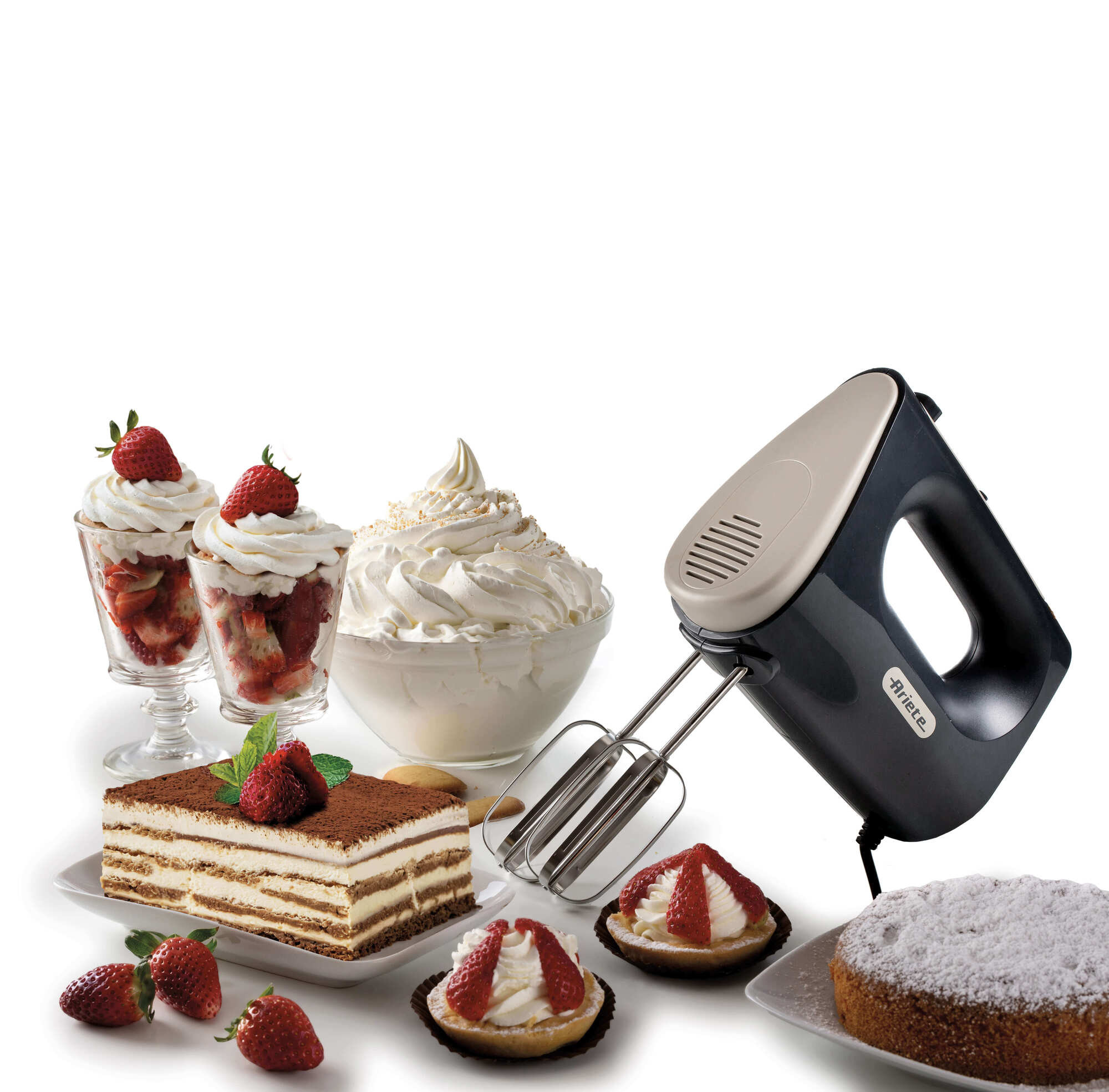 Das Bild zeigt Desserts wie Tiramisu, Kuchen mit Erdbeeren und Schlagsahne sowie einen Handmixer.