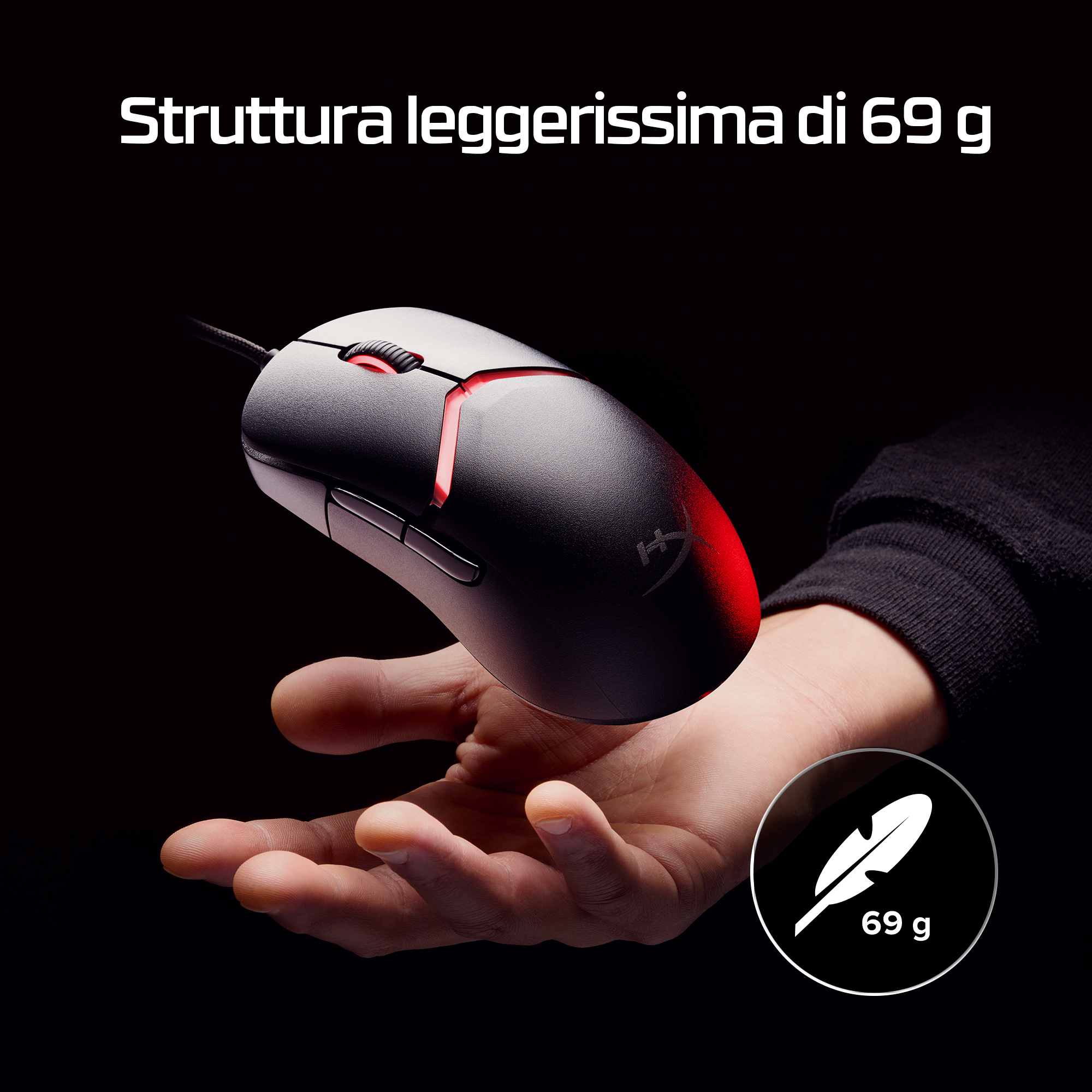 Czarna mysz do gier z czerwonymi akcentami trzymana w dłoni. Bardzo lekka, 69g. Tło czarne.