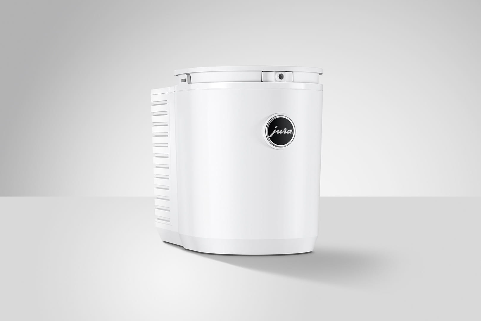 Una macchina da caffè Jura bianca su una superficie bianca. Ha un design arrotondato con il logo Jura sul davanti.
