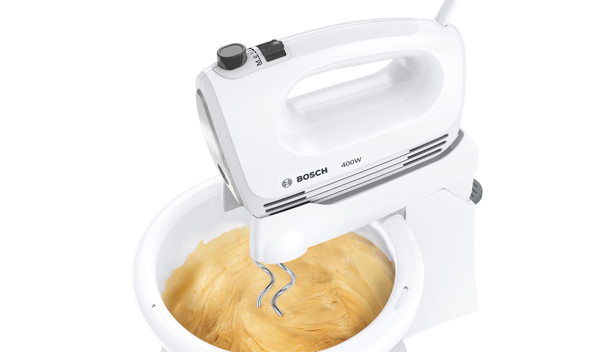 Ein weißer Bosch-Handmixer verrührt Teig in einer weißen Schüssel. Der Mixer hat eine Geschwindigkeitsregelung und Rührbesen.