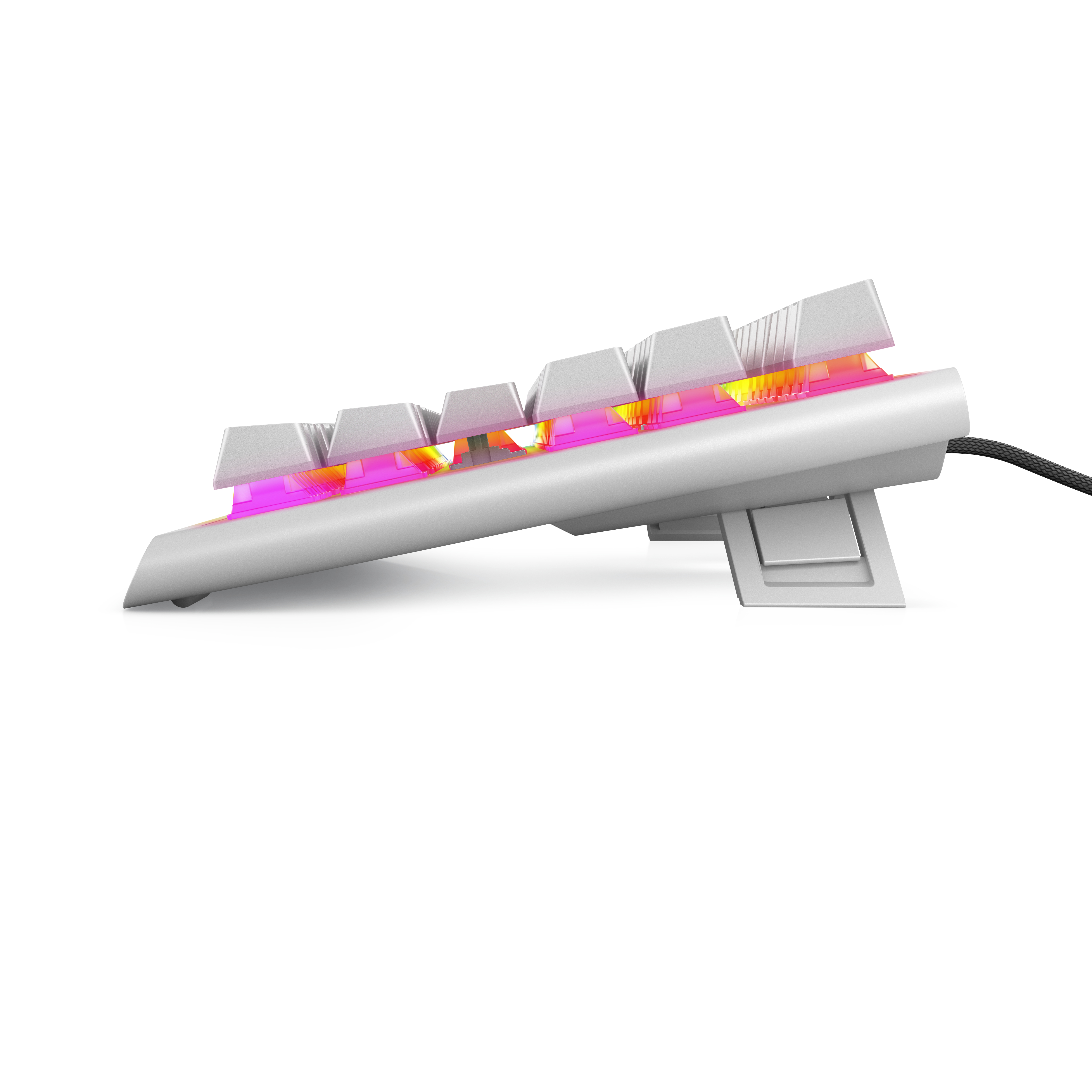 Biała klawiatura z kolorowymi światłami pod kątem. Ma klawisze i kabel na białym tle.