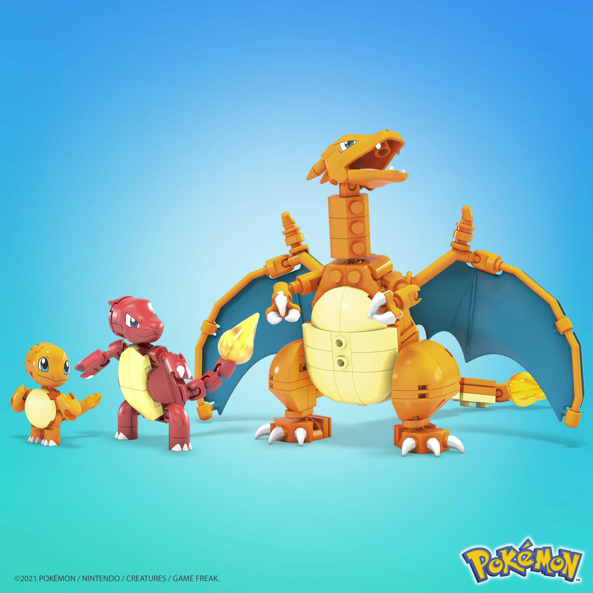 Das Bild zeigt drei Pokémon-Figuren: Glumanda, Glutexo und Glurak, aus Blöcken, vor einem blauen Farbverlauf.