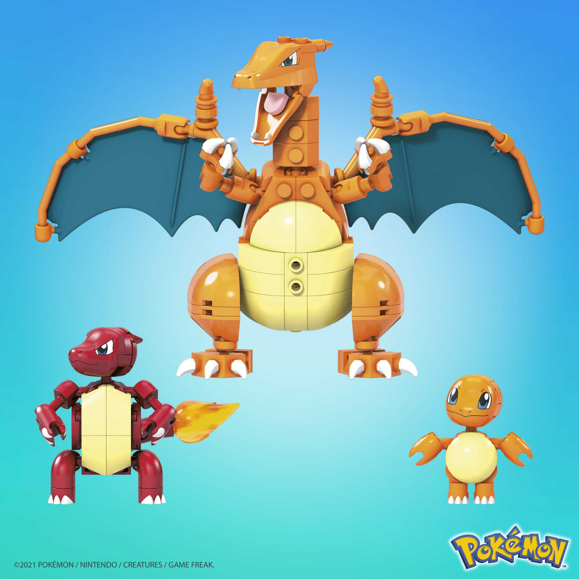 LEGO-Figuren von Glurak, Glutexo und Glumanda. Glurak hat geöffnete Flügel. Blauer Hintergrund mit Pokémon-Logo.