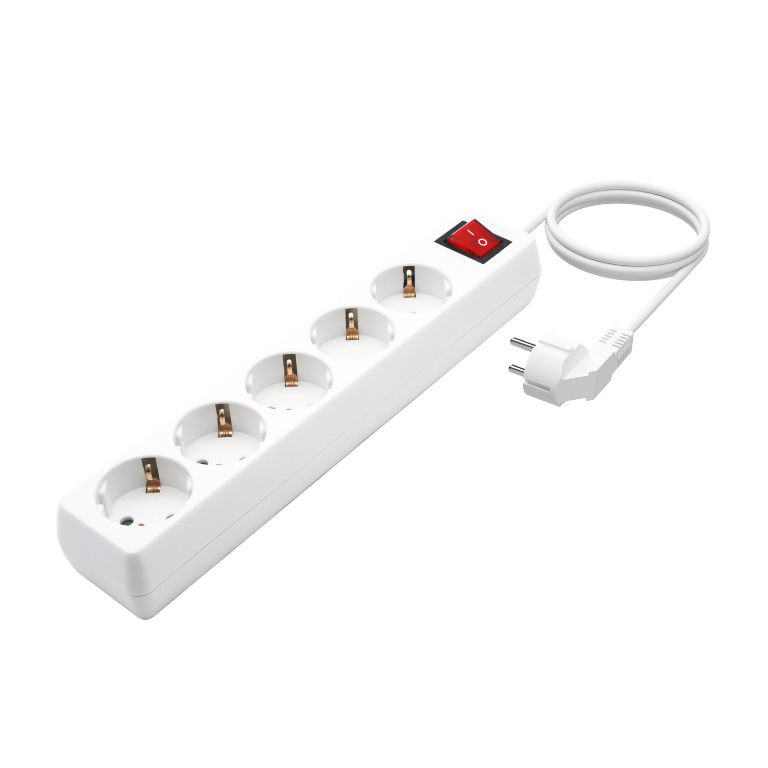 Una regleta blanca con cuatro enchufes, un interruptor rojo y un cable blanco con enchufe. Fondo blanco.