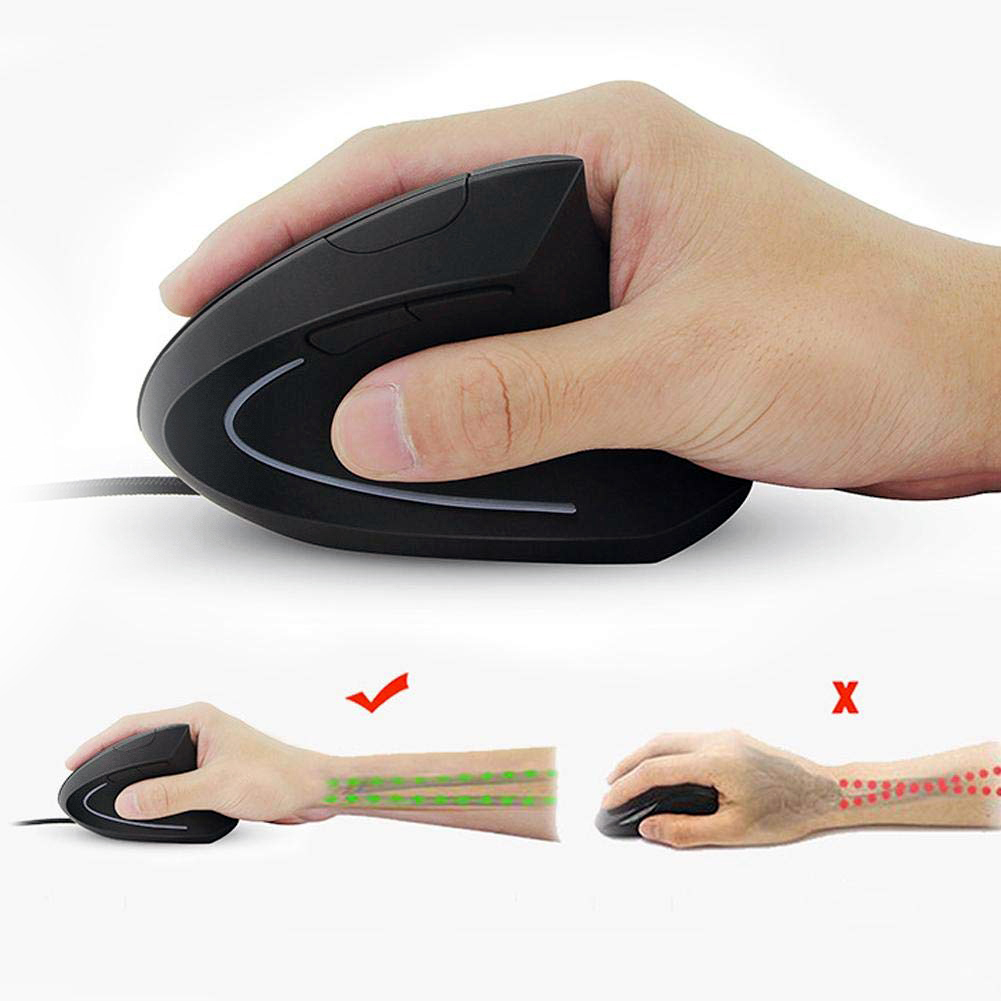 Una mano tiene un mouse ergonomico nero. Il confronto mostra le posizioni corrette e scorrette del polso. Linee verdi indicano una buona postura.