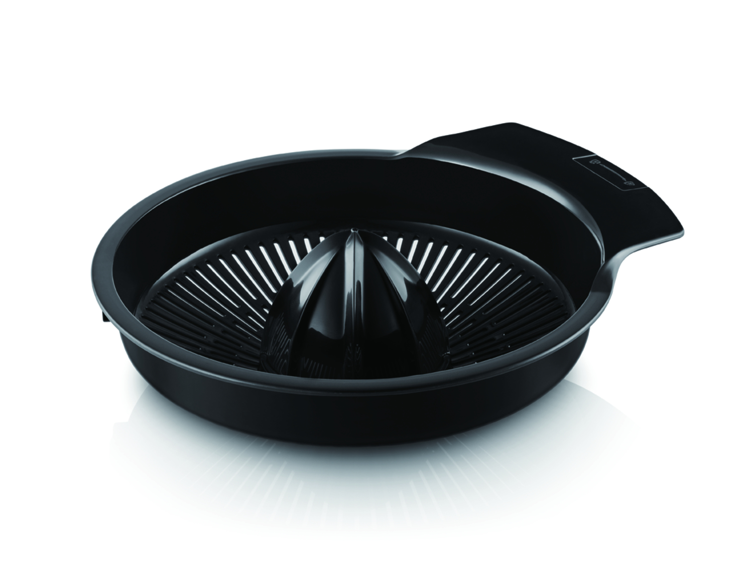 Czarna wyciskarka do cytrusów na białej powierzchni. Ma stożkowy rozwiertak na środku. Wyciskarka jest wykonana z tworzywa sztucznego.