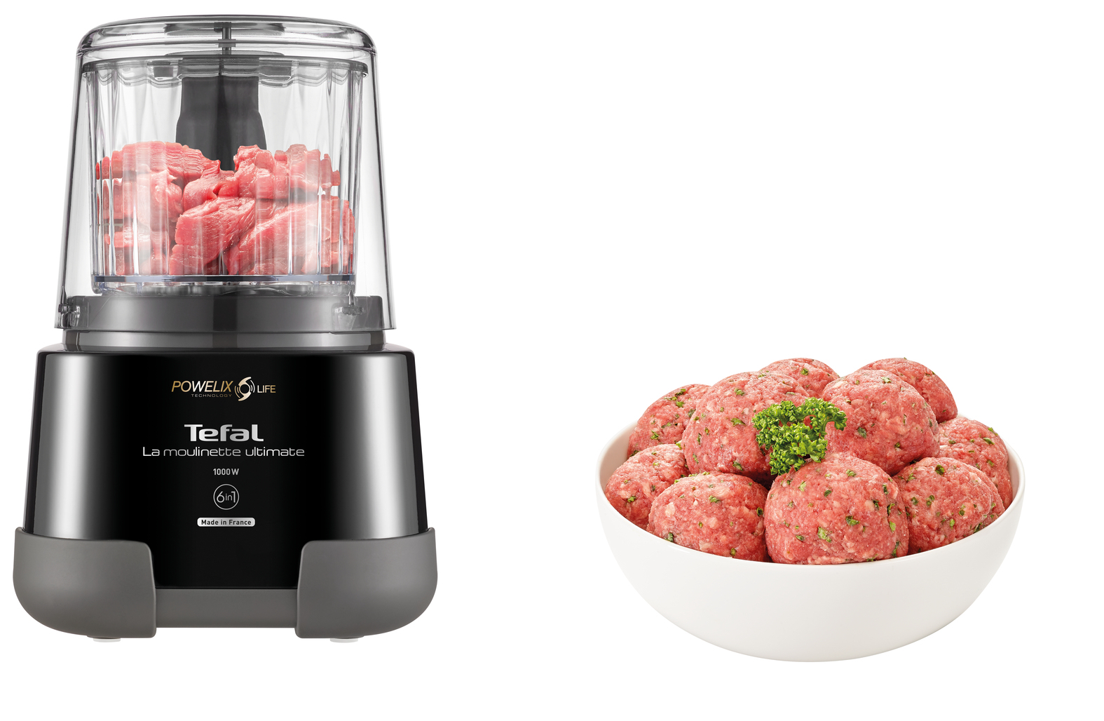 Ein Lebensmittelverarbeiter mit rohem Fleisch auf der linken Seite und eine Schüssel mit rohen Fleischbällchen auf der rechten Seite.
